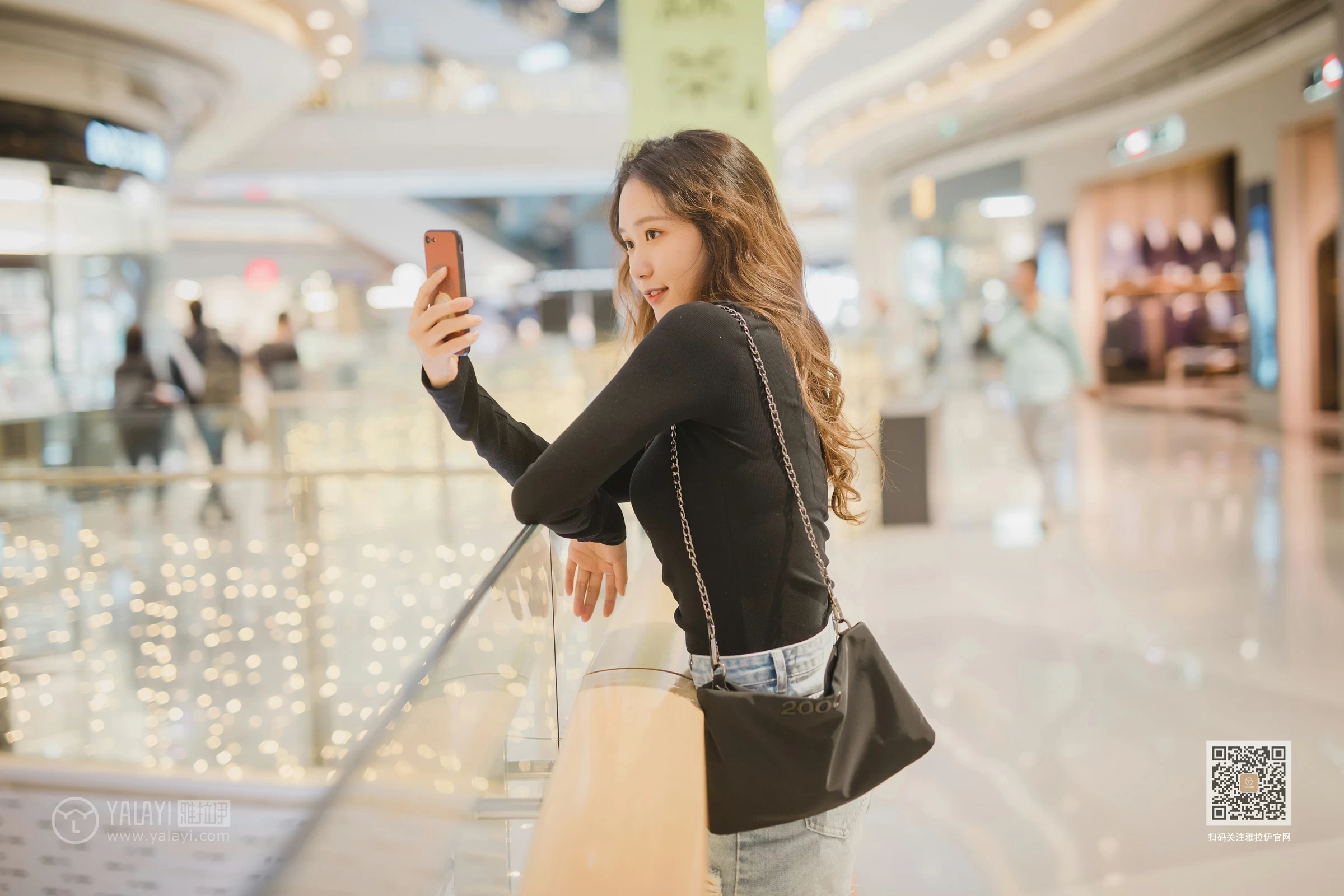 [YALAYI雅拉伊]Vol.484 陪你逛街 晓琳 黑色紧身上衣加牛仔短裤性感私房写真集第10张