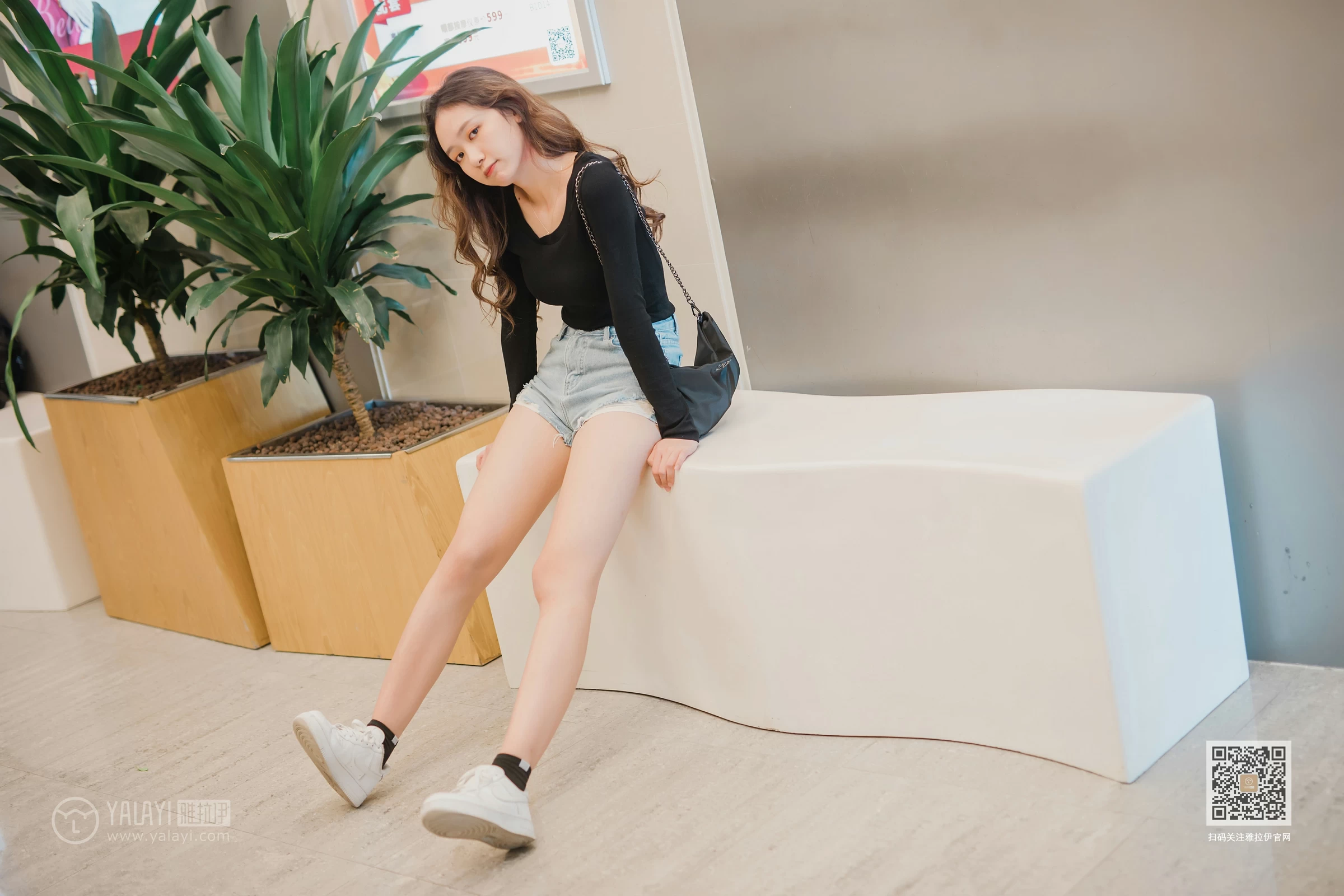 [YALAYI雅拉伊]Vol.484 陪你逛街 晓琳 黑色紧身上衣加牛仔短裤性感私房写真集第14张