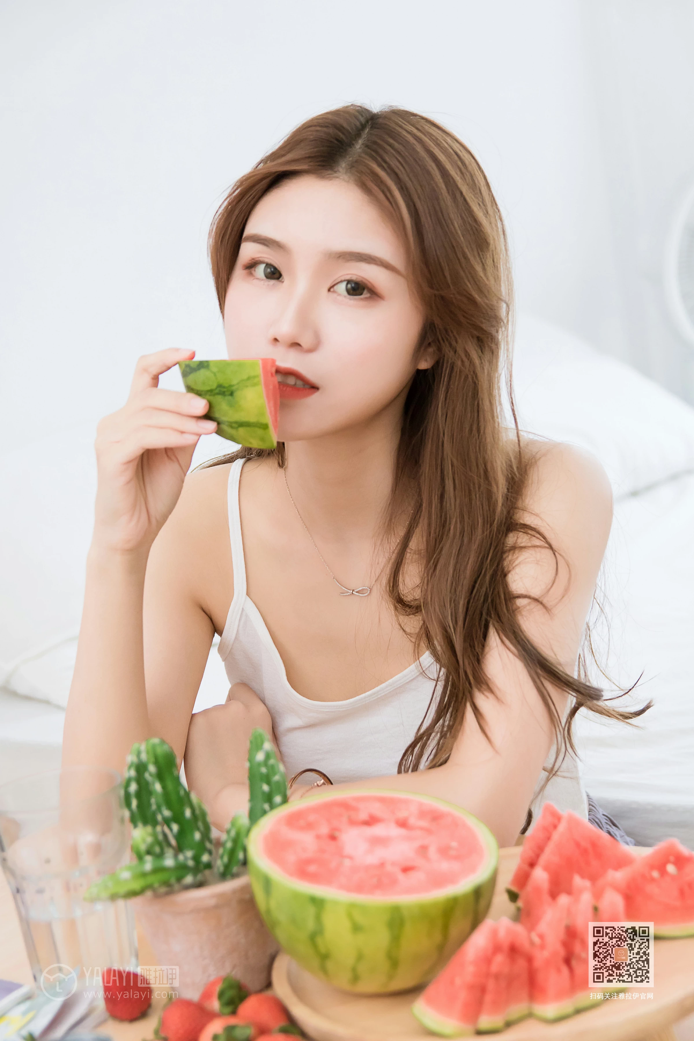 [YALAYI雅拉伊]Vol.486 妹妹来了 大乔&小乔 性感小背心加安全短裤私房写真集第5张