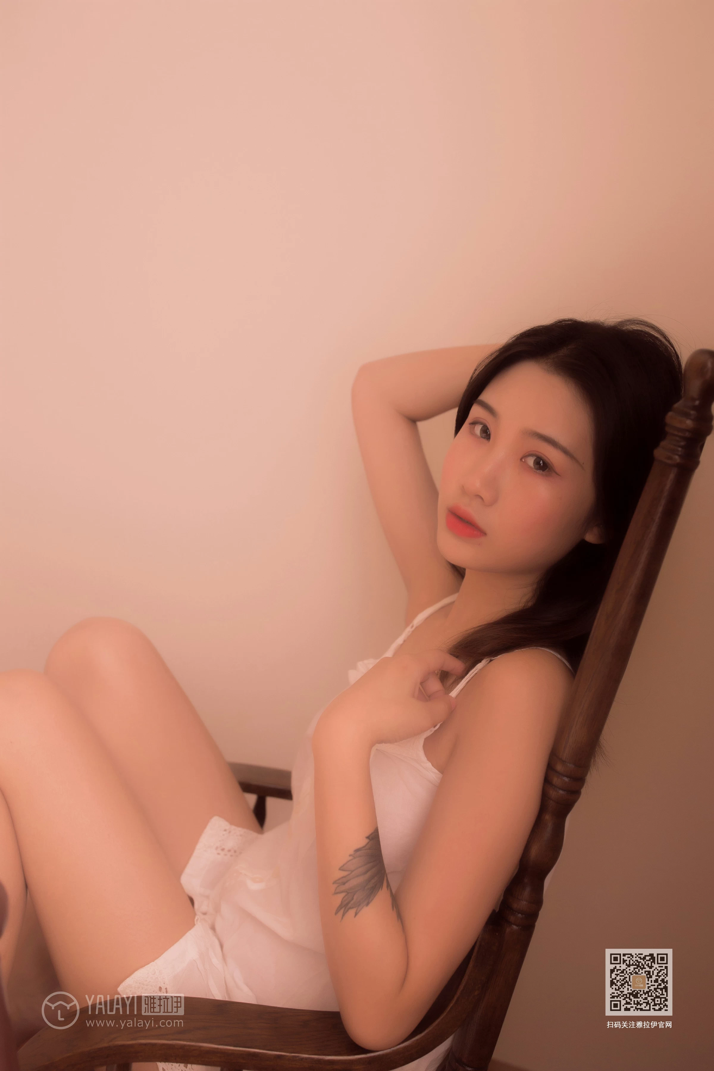 [YALAYI雅拉伊]Vol.493 爱于黄昏后 籹籹仔 白色吊带睡衣居家性感私房写真集第2张