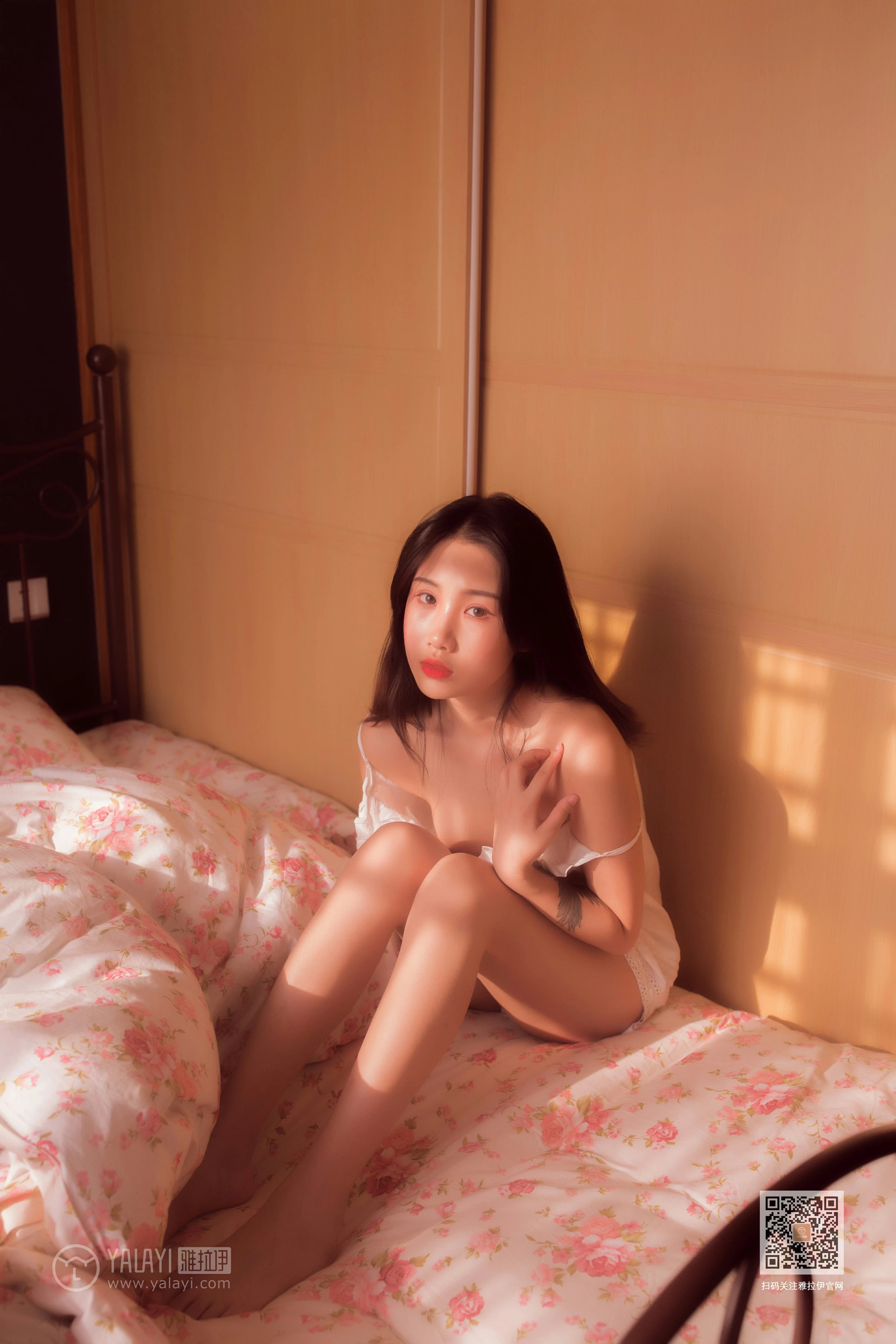 [YALAYI雅拉伊]Vol.493 爱于黄昏后 籹籹仔 白色吊带睡衣居家性感私房写真集第6张