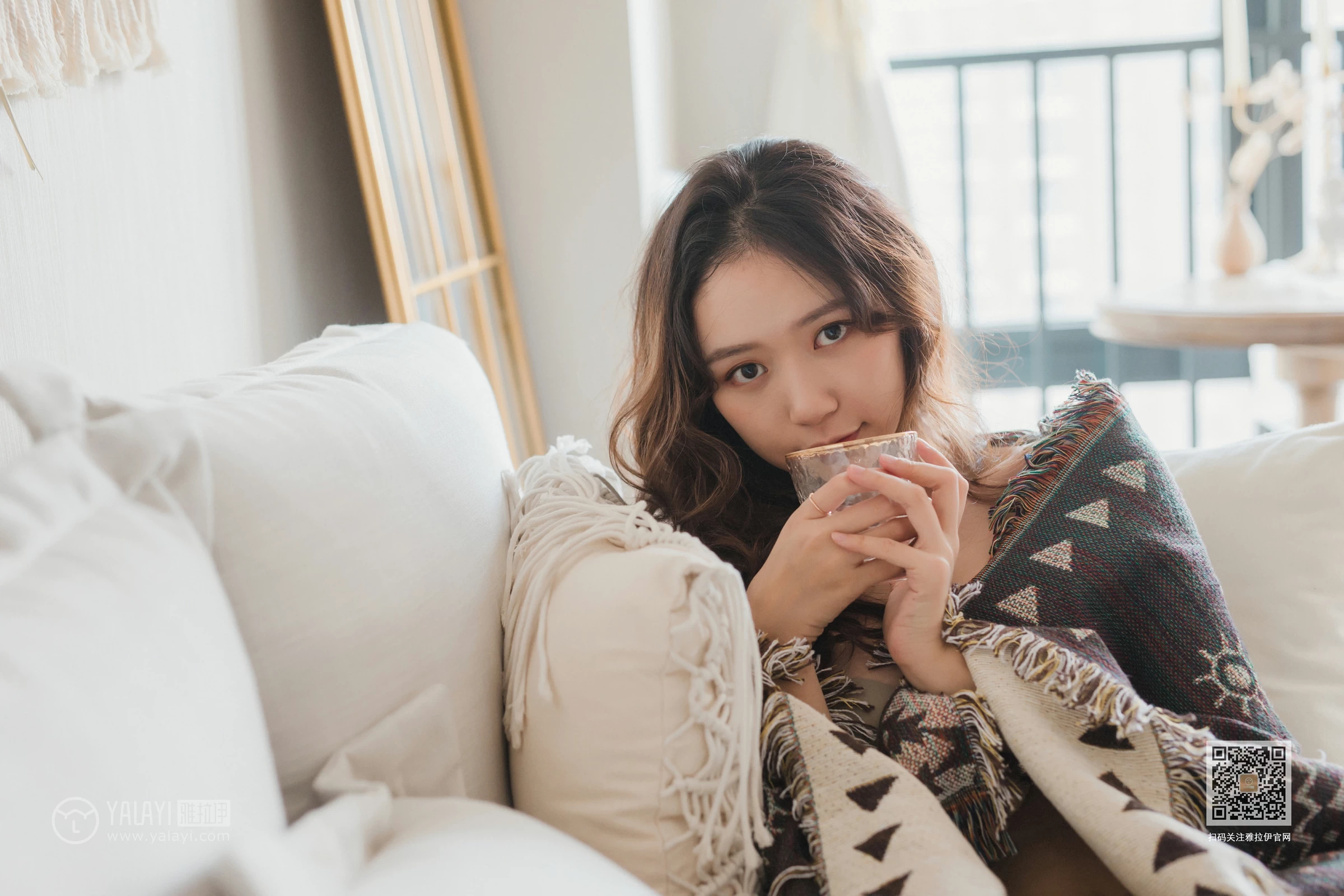 [YALAYI雅拉伊]Vol.496 想你的呵护 晓琳 灰色性感内衣居家私房写真集第2张