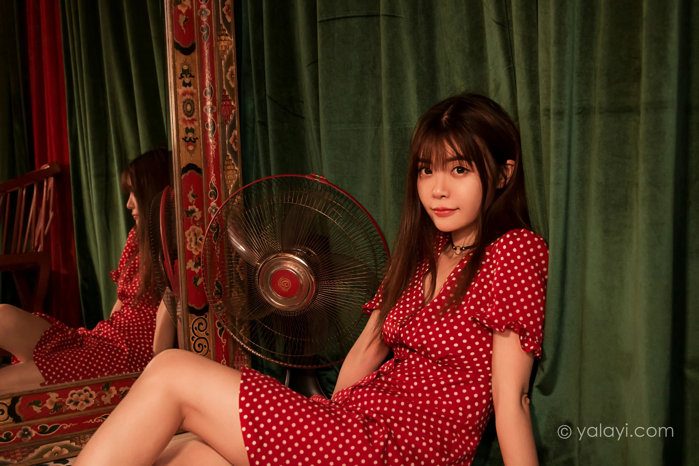 [YALAYI雅拉伊]NO.669 《第一次》 小杨 居家红色连衣裙写真第9张