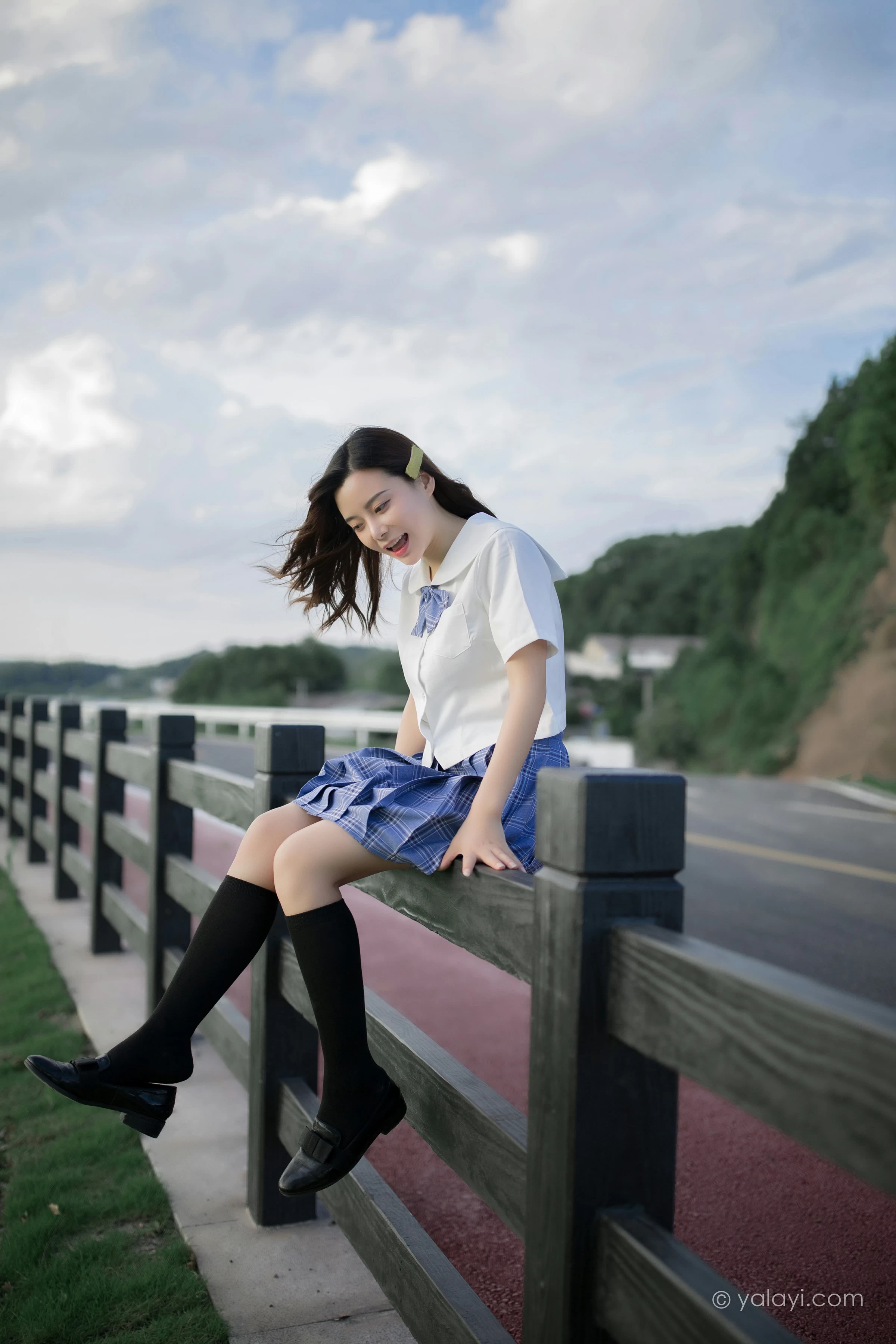 [YALAYI雅拉伊]NO.677 《青春在河畔奔走》 枝娅 白色JK制服与短裙加黑丝美腿写真第1张