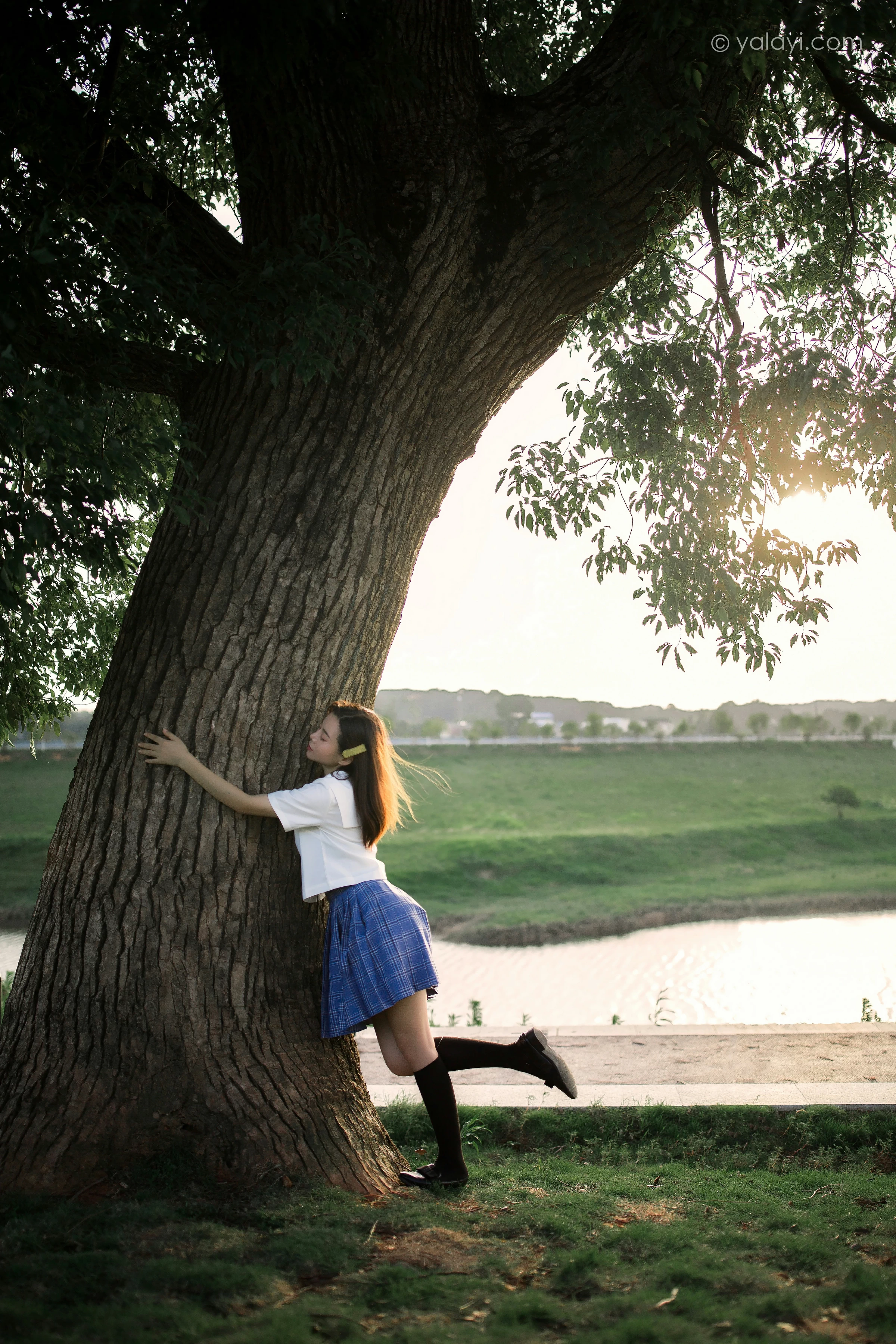 [YALAYI雅拉伊]NO.677 《青春在河畔奔走》 枝娅 白色JK制服与短裙加黑丝美腿写真第16张