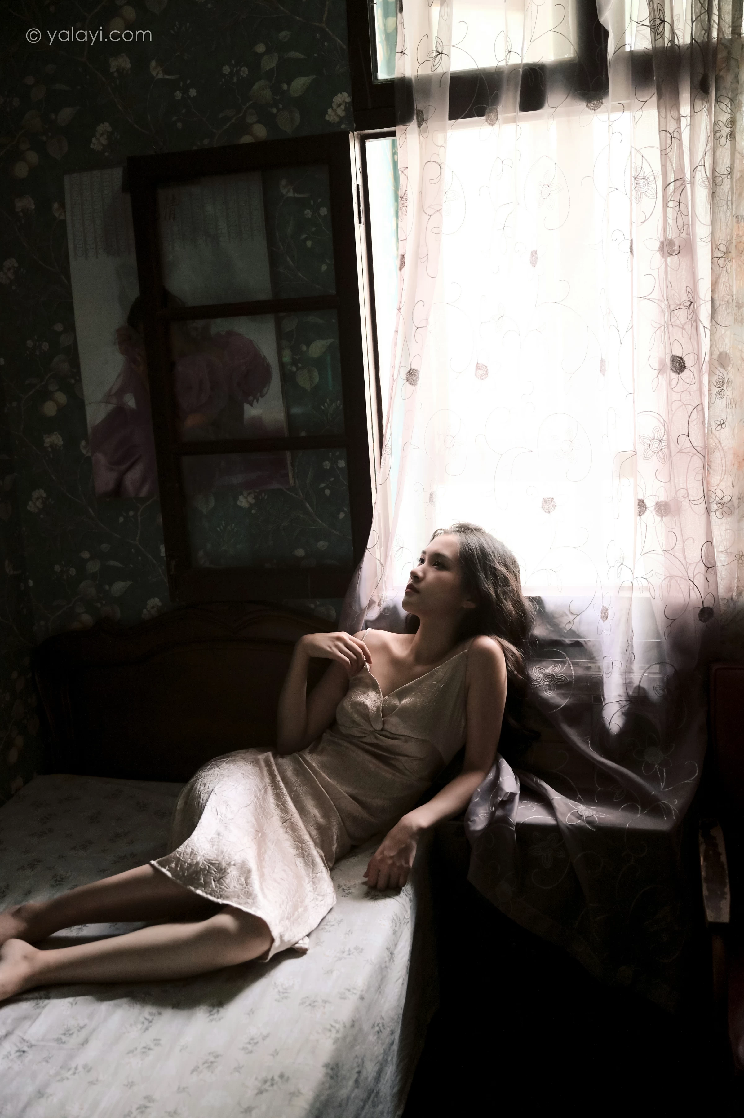 [YALAYI雅拉伊]NO.678 《绿窗》 方岚 黄色吊带连衣裙居家私房写真集第7张