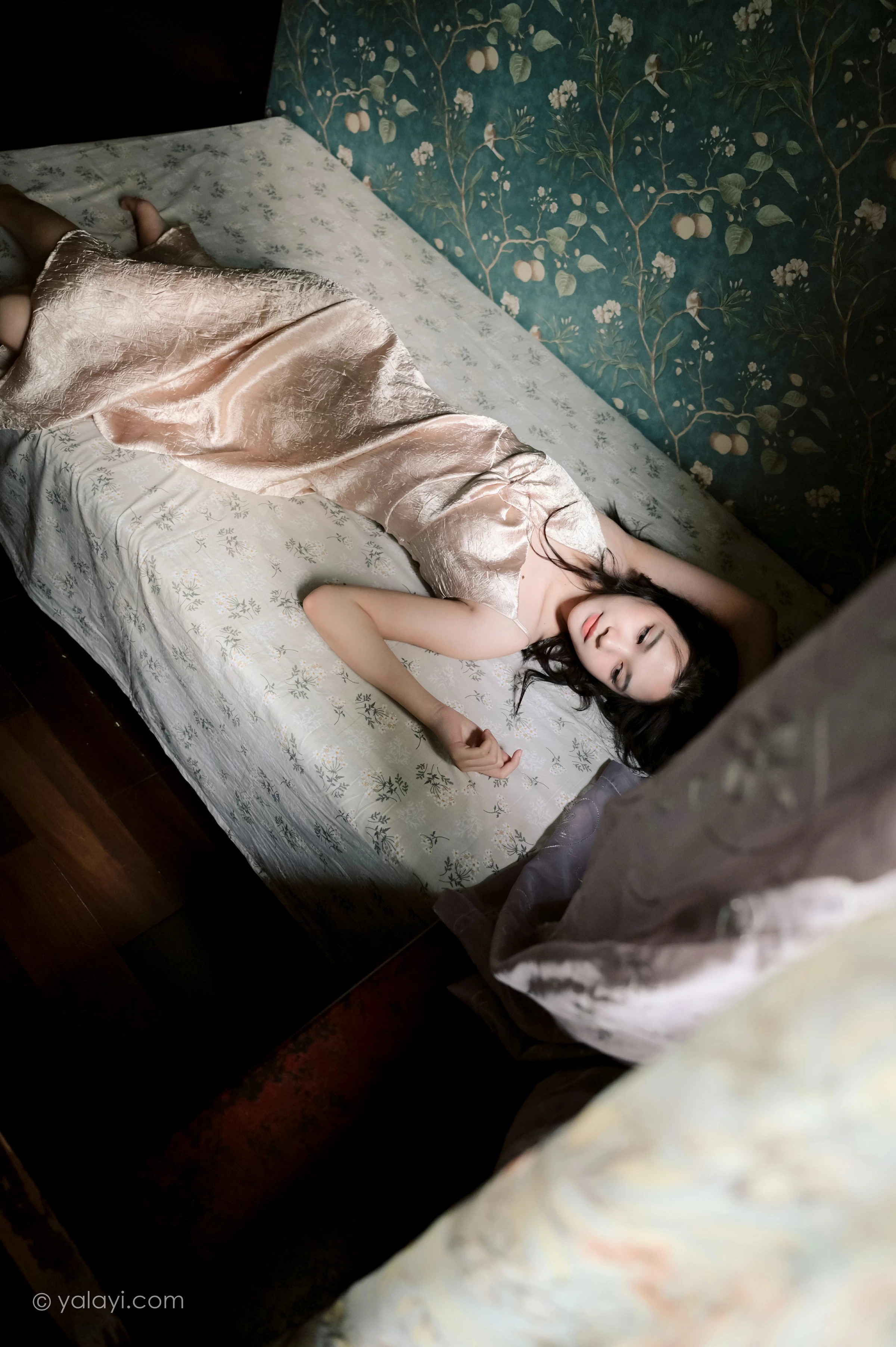 [YALAYI雅拉伊]NO.678 《绿窗》 方岚 黄色吊带连衣裙居家私房写真集第16张