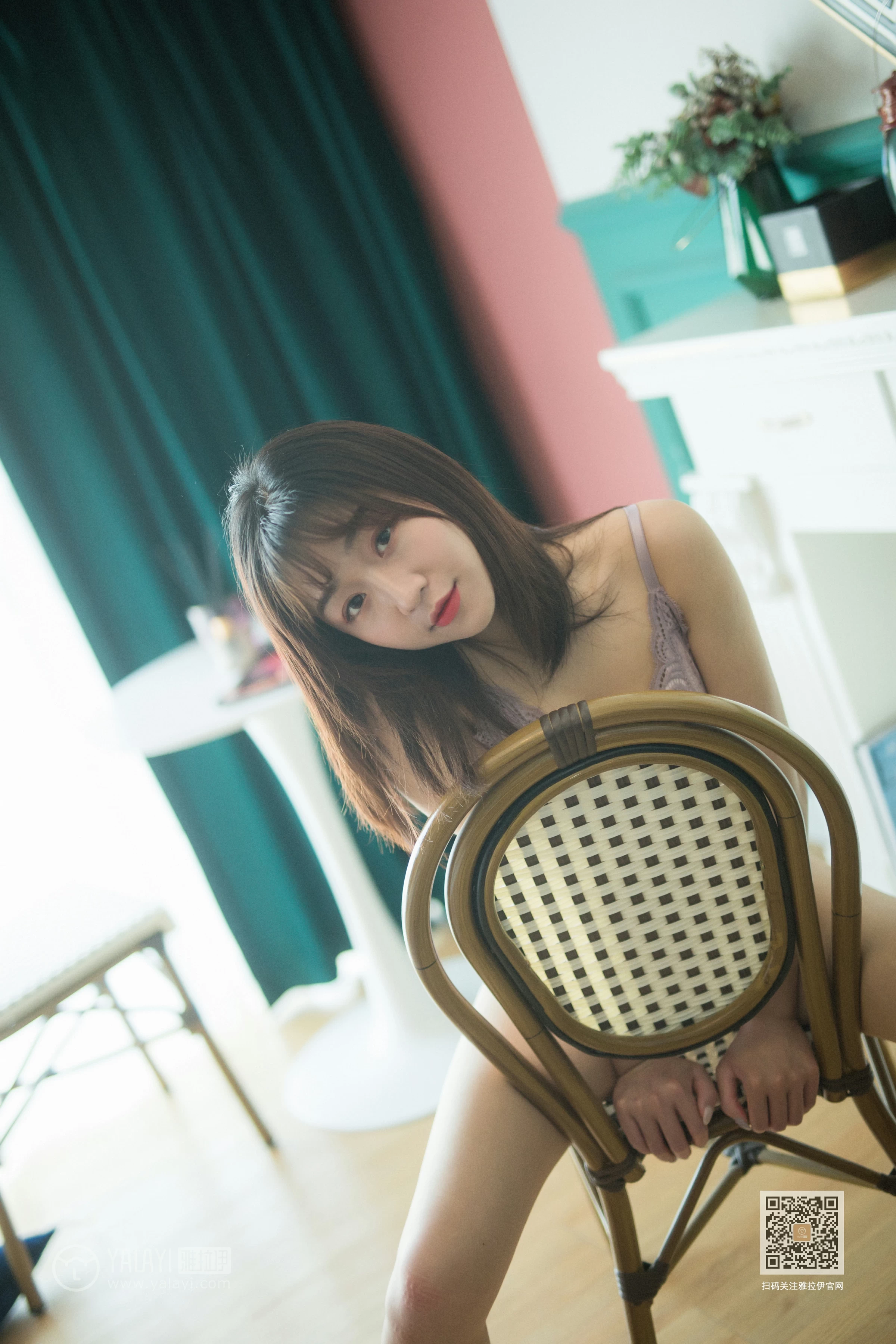 [YALAYI雅拉伊]NO.655 《给我一个吻》 小颖 灰色蕾丝内衣居家性感私房写真集第4张