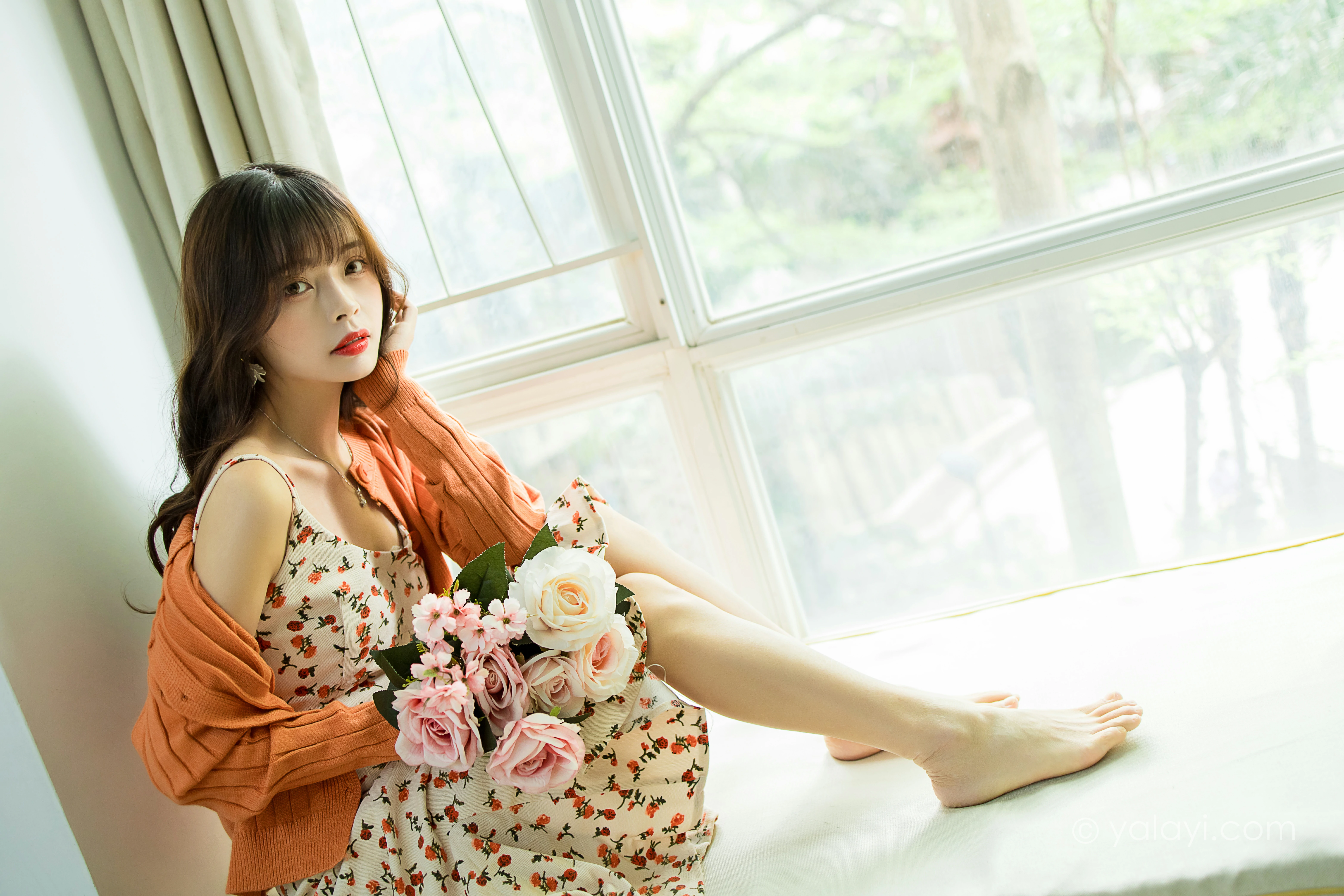 [YALAYI雅拉伊]NO.793 悠闲时光 程小蝶 橙色外套与粉色吊带连衣裙清纯写真集第1张