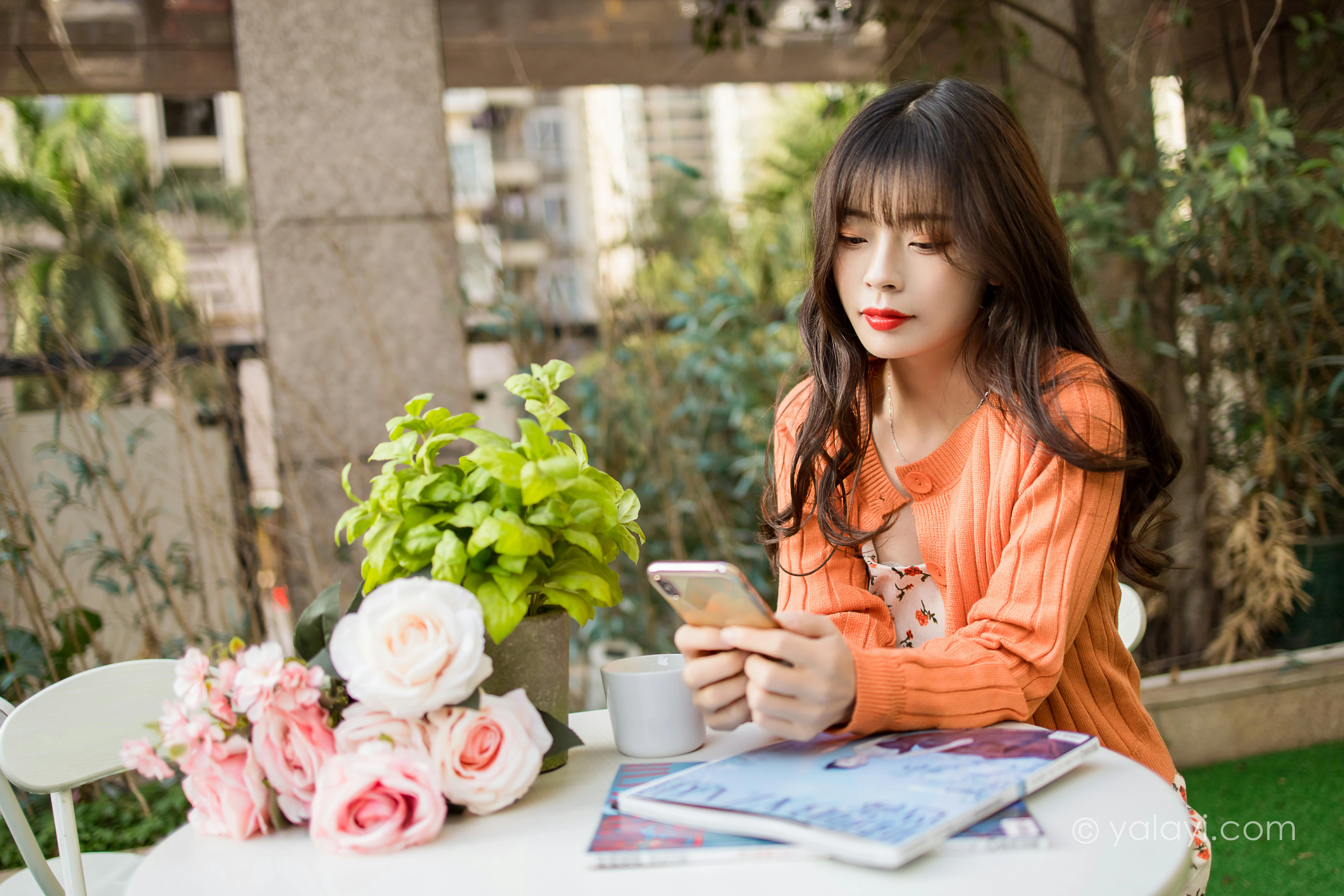 [YALAYI雅拉伊]NO.793 悠闲时光 程小蝶 橙色外套与粉色吊带连衣裙清纯写真集第9张