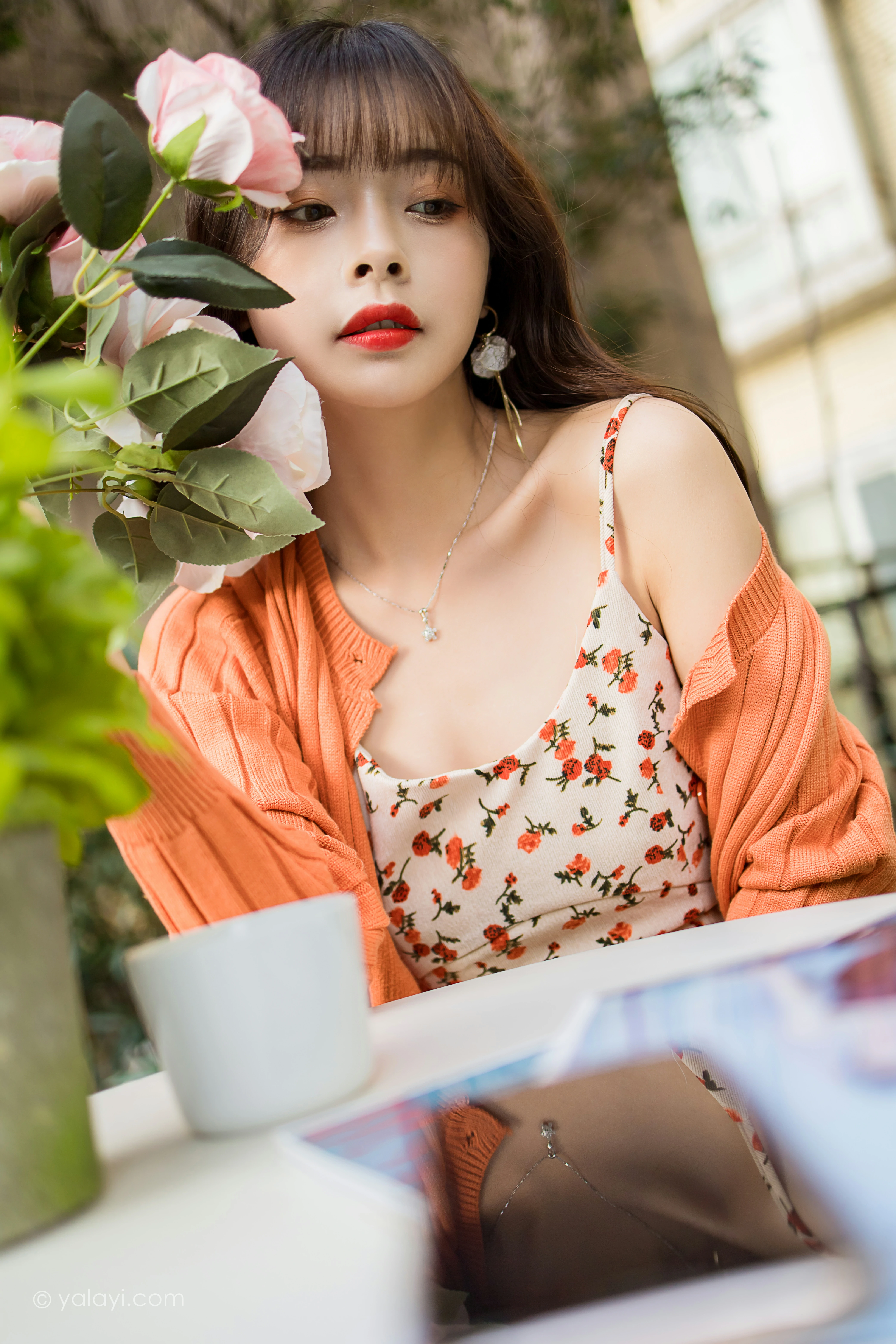[YALAYI雅拉伊]NO.793 悠闲时光 程小蝶 橙色外套与粉色吊带连衣裙清纯写真集第10张
