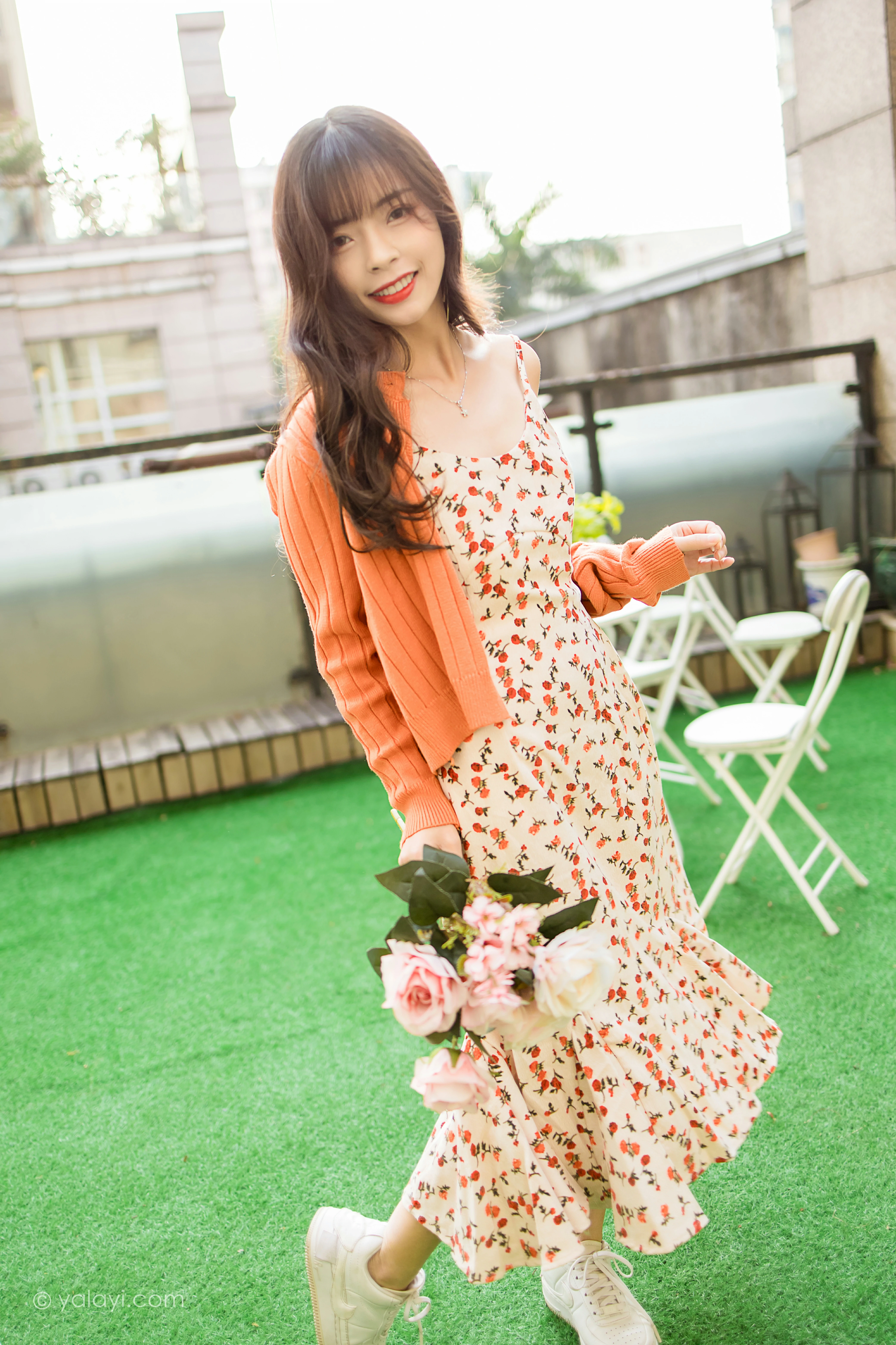 [YALAYI雅拉伊]NO.793 悠闲时光 程小蝶 橙色外套与粉色吊带连衣裙清纯写真集第14张