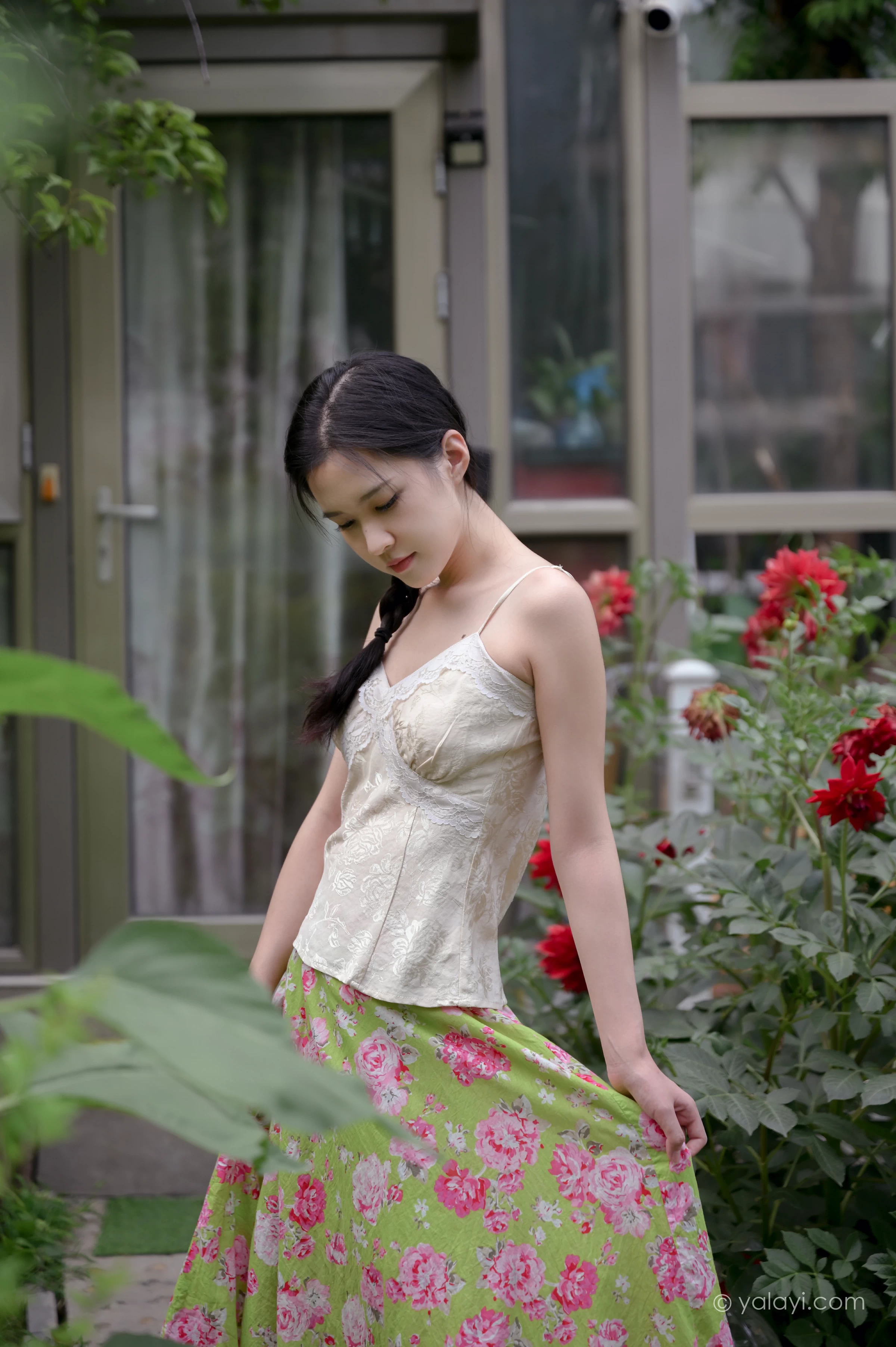 [YALAYI雅拉伊]NO.682 《孤芳不自赏》 方岚 白色蕾丝小背心加碎花短裙私房写真集第4张