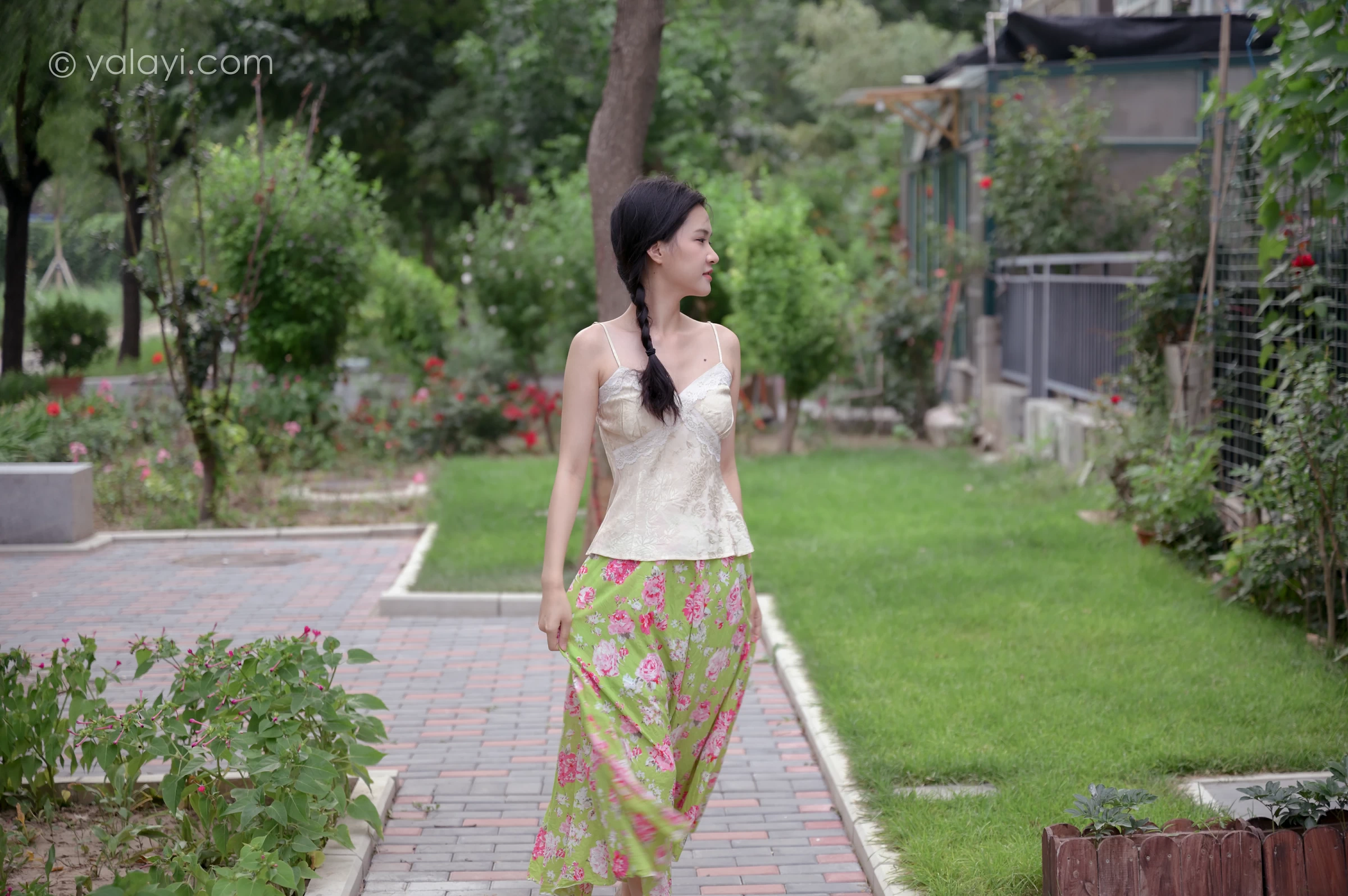 [YALAYI雅拉伊]NO.682 《孤芳不自赏》 方岚 白色蕾丝小背心加碎花短裙私房写真集第13张