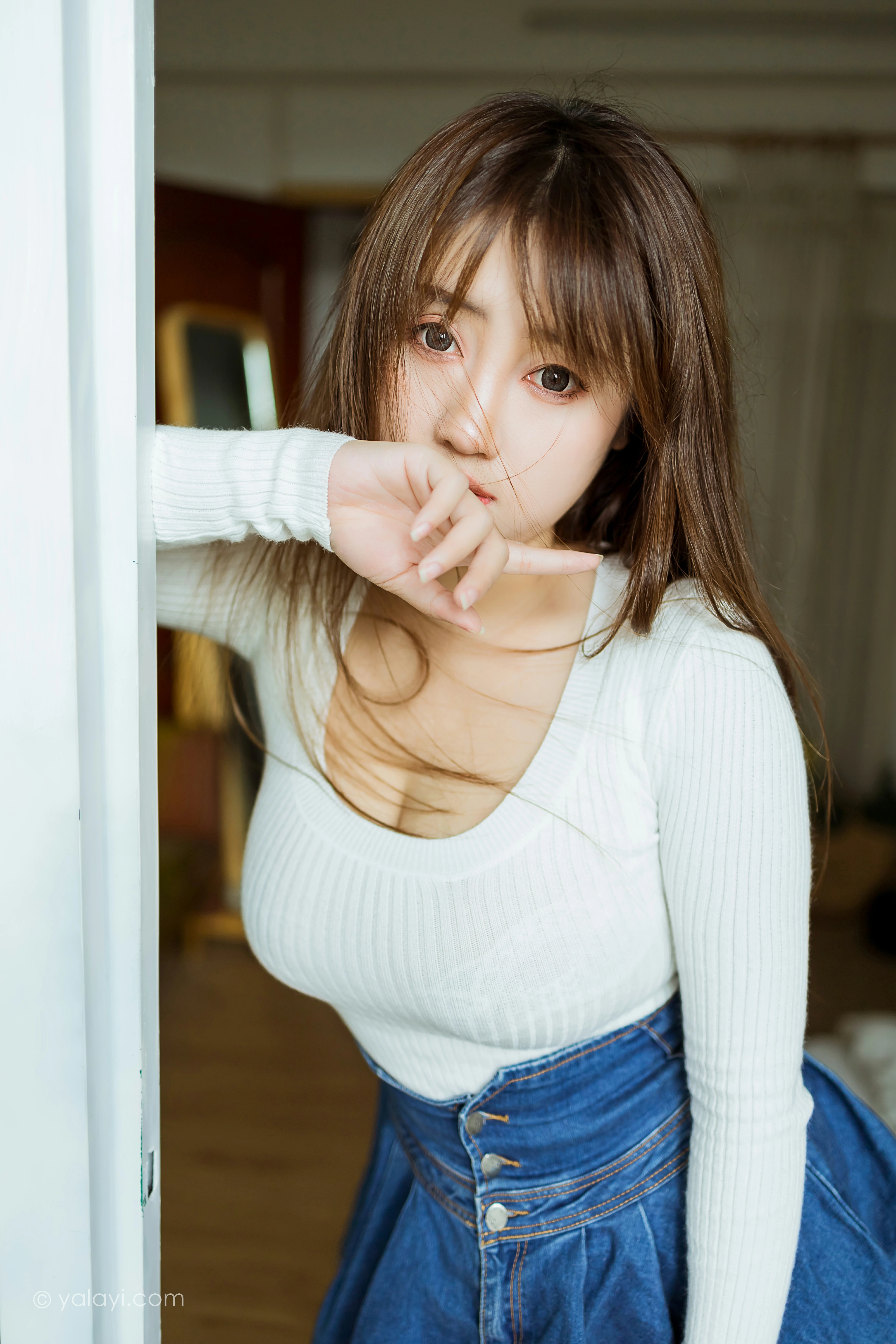 [YALAYI雅拉伊]NO.795 宅女日常 虞艺 白色毛衣加牛仔短裙性感私房写真集第15张