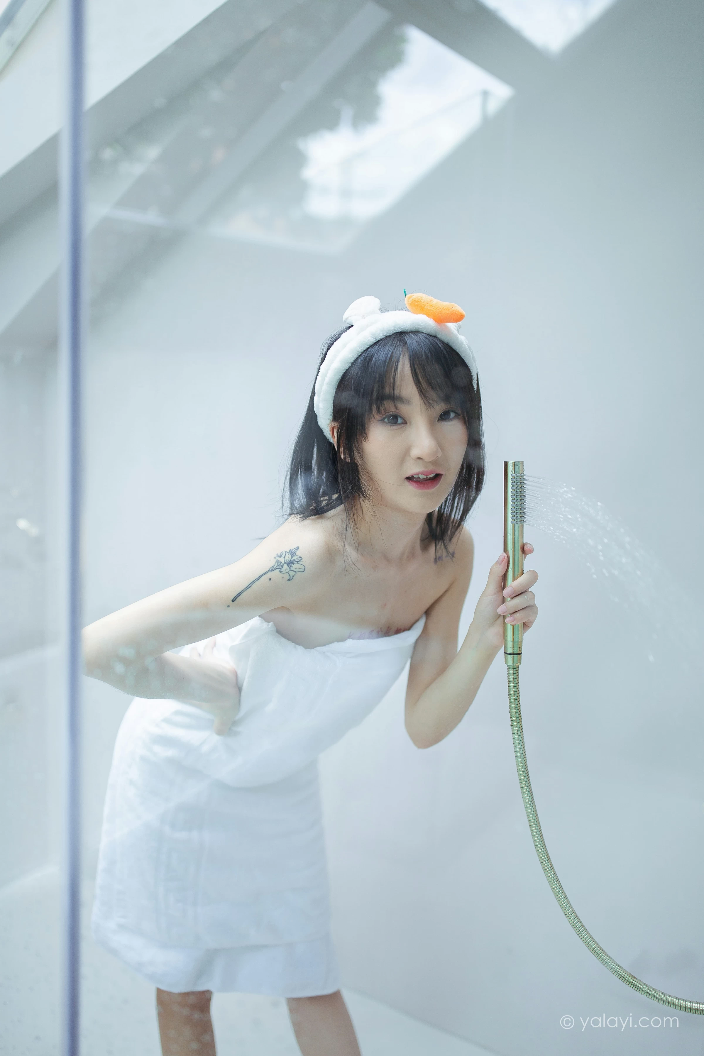 [YALAYI雅拉伊]NO.684 《清凉一夏》 落落 白色浴袍性感私房写真集第2张