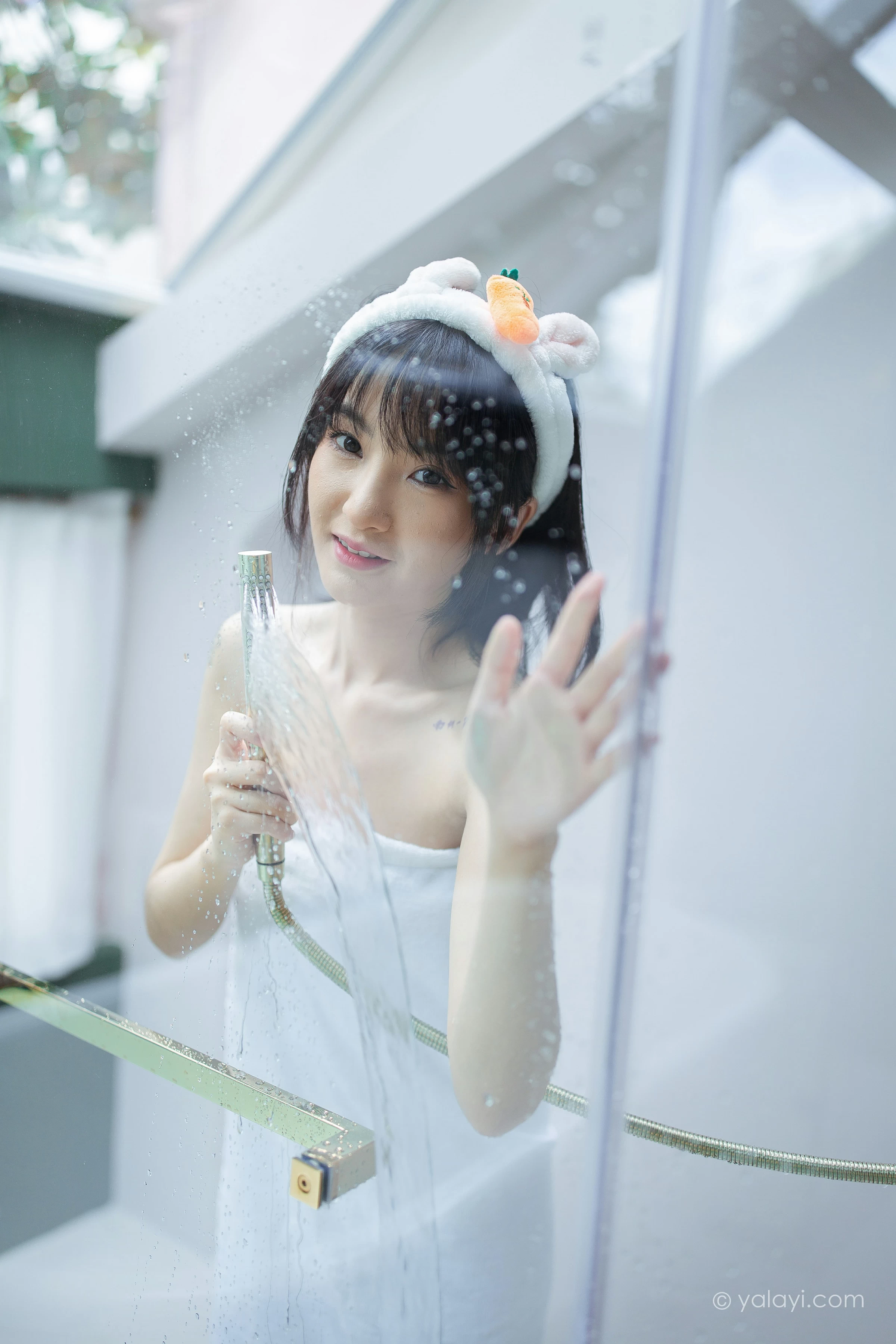 [YALAYI雅拉伊]NO.684 《清凉一夏》 落落 白色浴袍性感私房写真集第1张