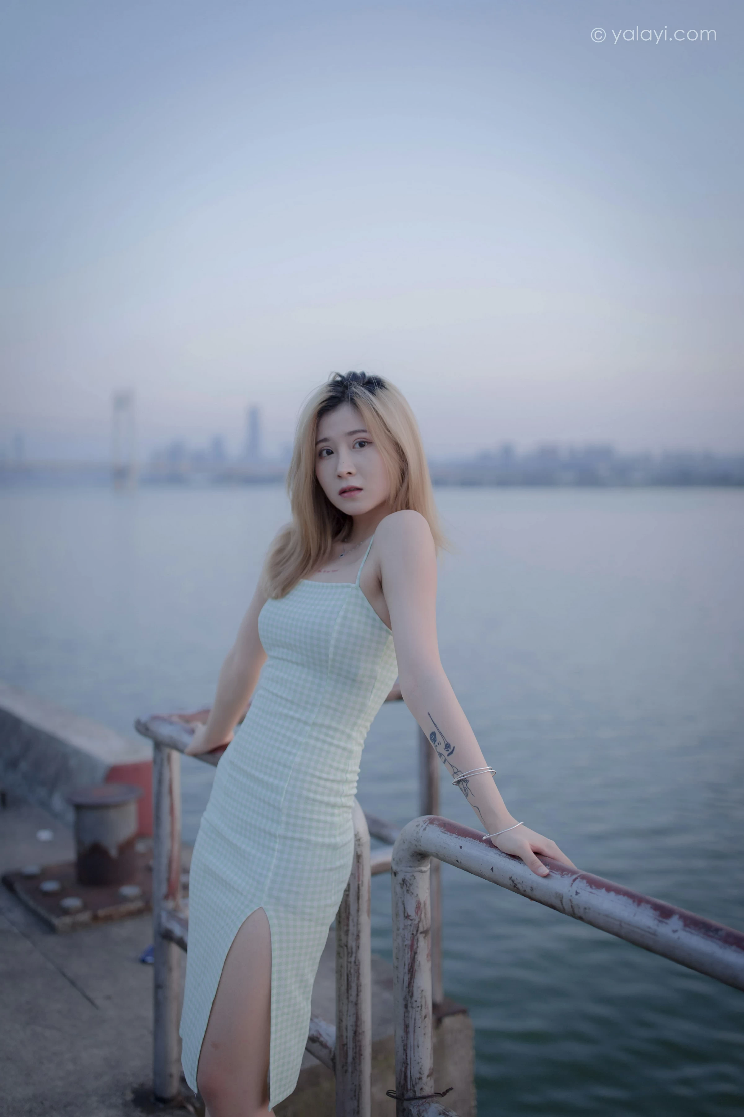 [YALAYI雅拉伊]NO.712 《风继续吹》 梦涵 紧身吊带连衣裙休闲写真第11张