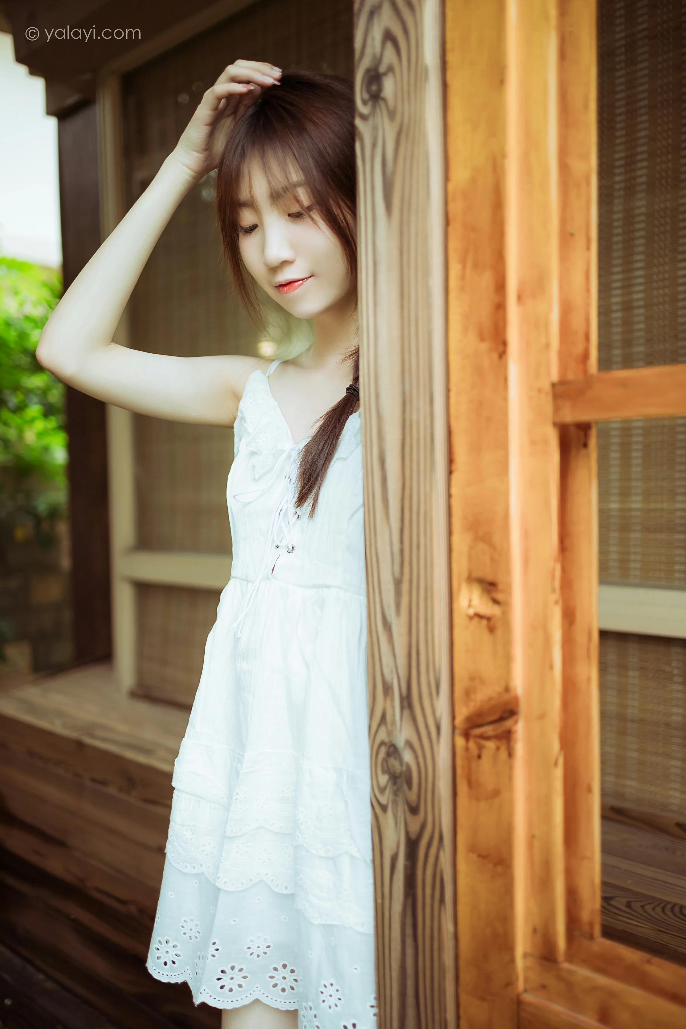 [YALAYI雅拉伊]NO.715 《雨后花园》 小乔 白色吊带连衣裙居家私房写真集第3张