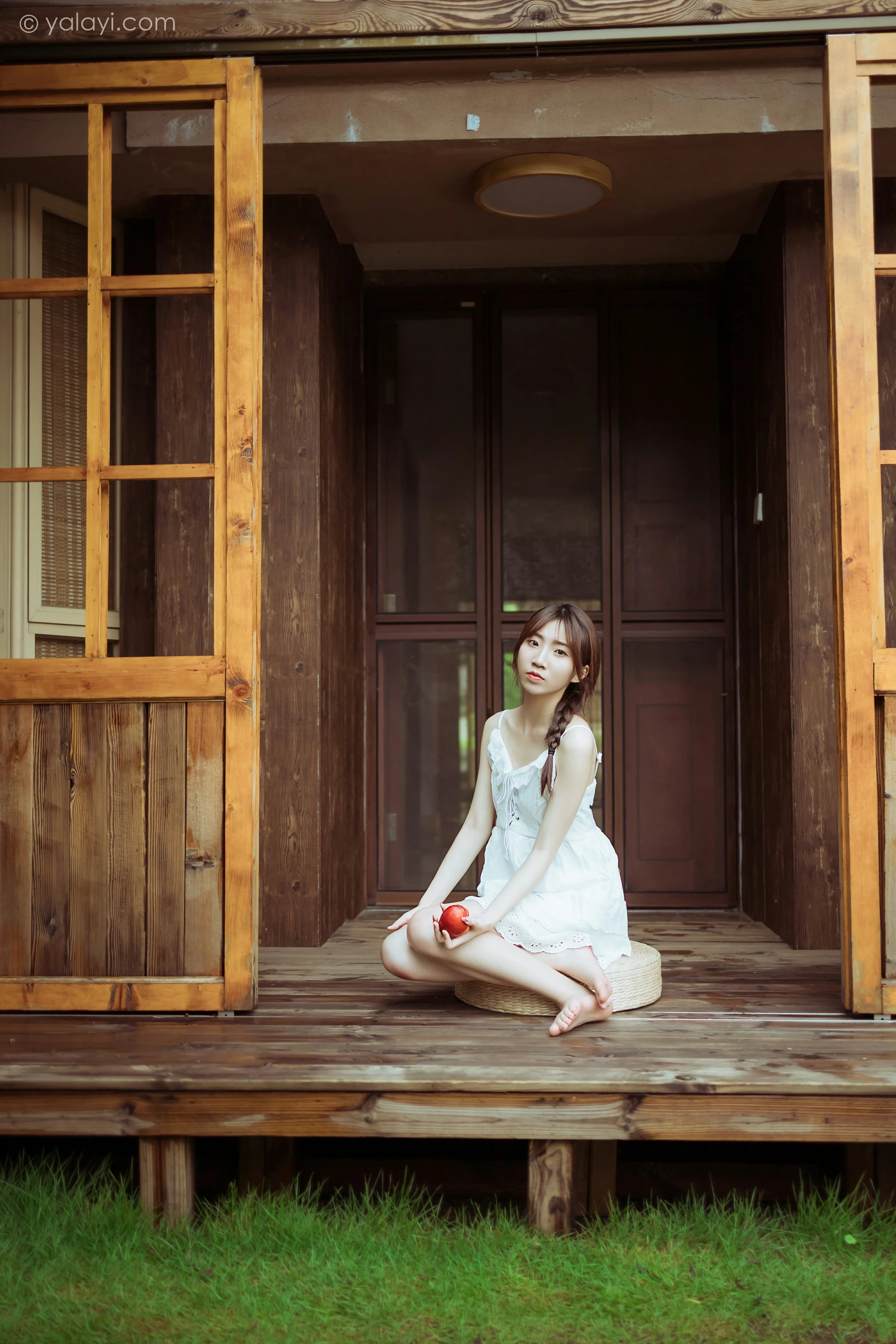 [YALAYI雅拉伊]NO.715 《雨后花园》 小乔 白色吊带连衣裙居家私房写真集第10张