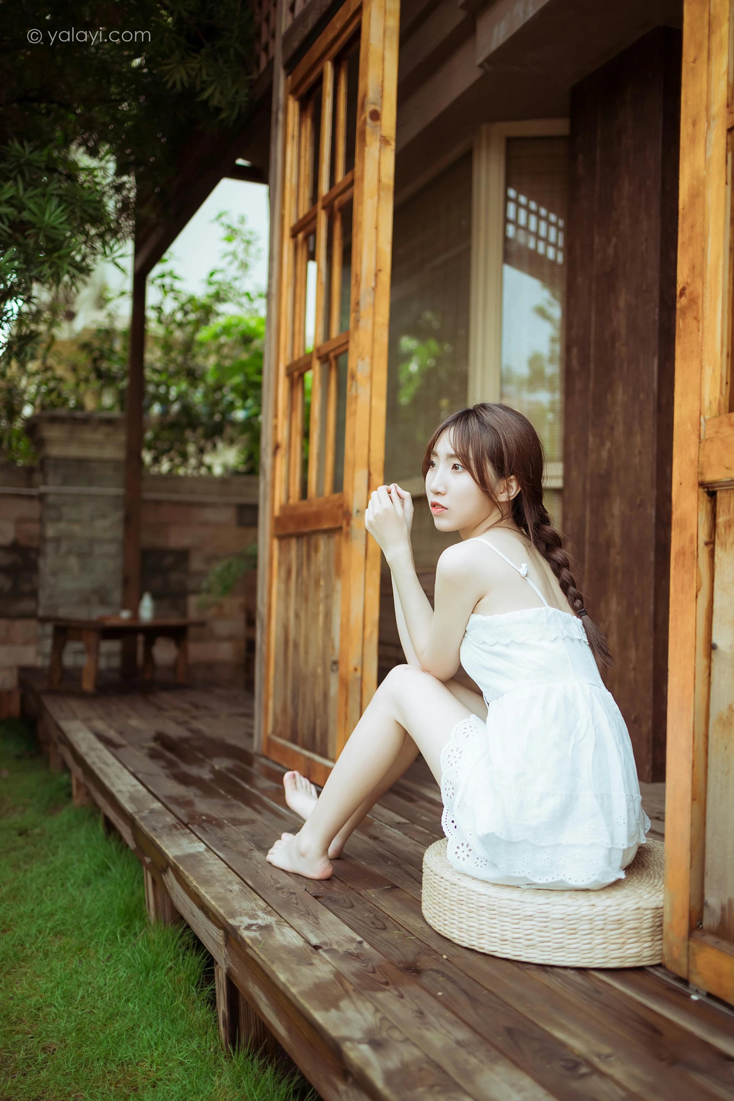 [YALAYI雅拉伊]NO.715 《雨后花园》 小乔 白色吊带连衣裙居家私房写真集第12张