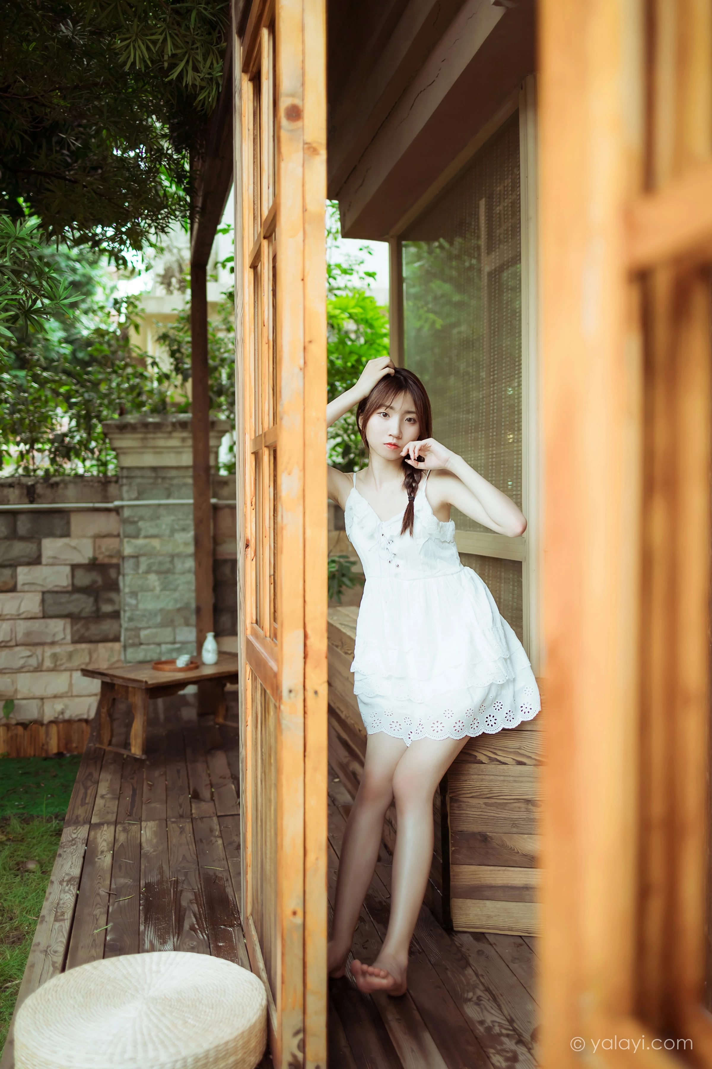 [YALAYI雅拉伊]NO.715 《雨后花园》 小乔 白色吊带连衣裙居家私房写真集第13张