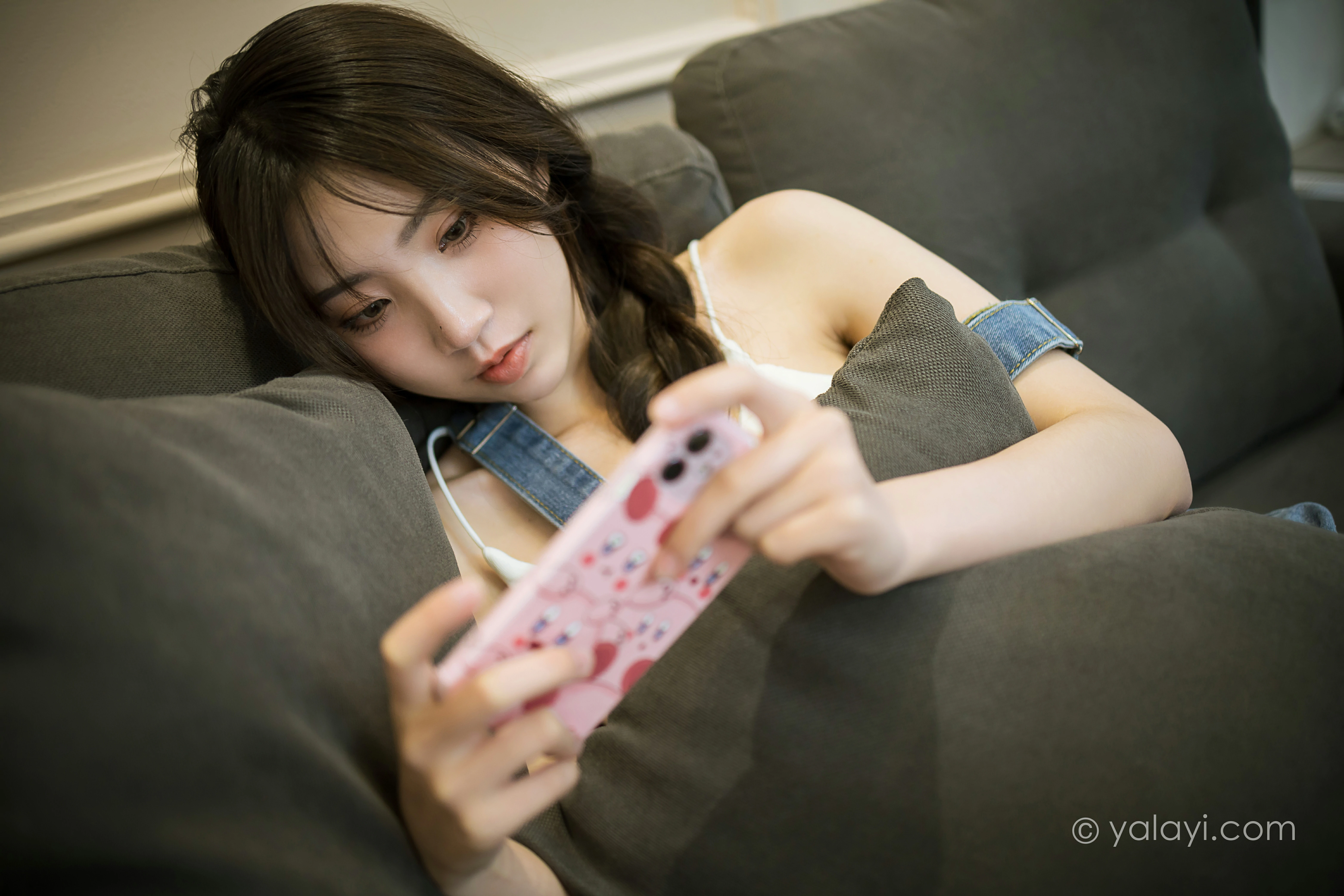[YALAYI雅拉伊]NO.809 宅家日记 小乔 背带牛仔短裙加白色性感小背心私房写真集第2张