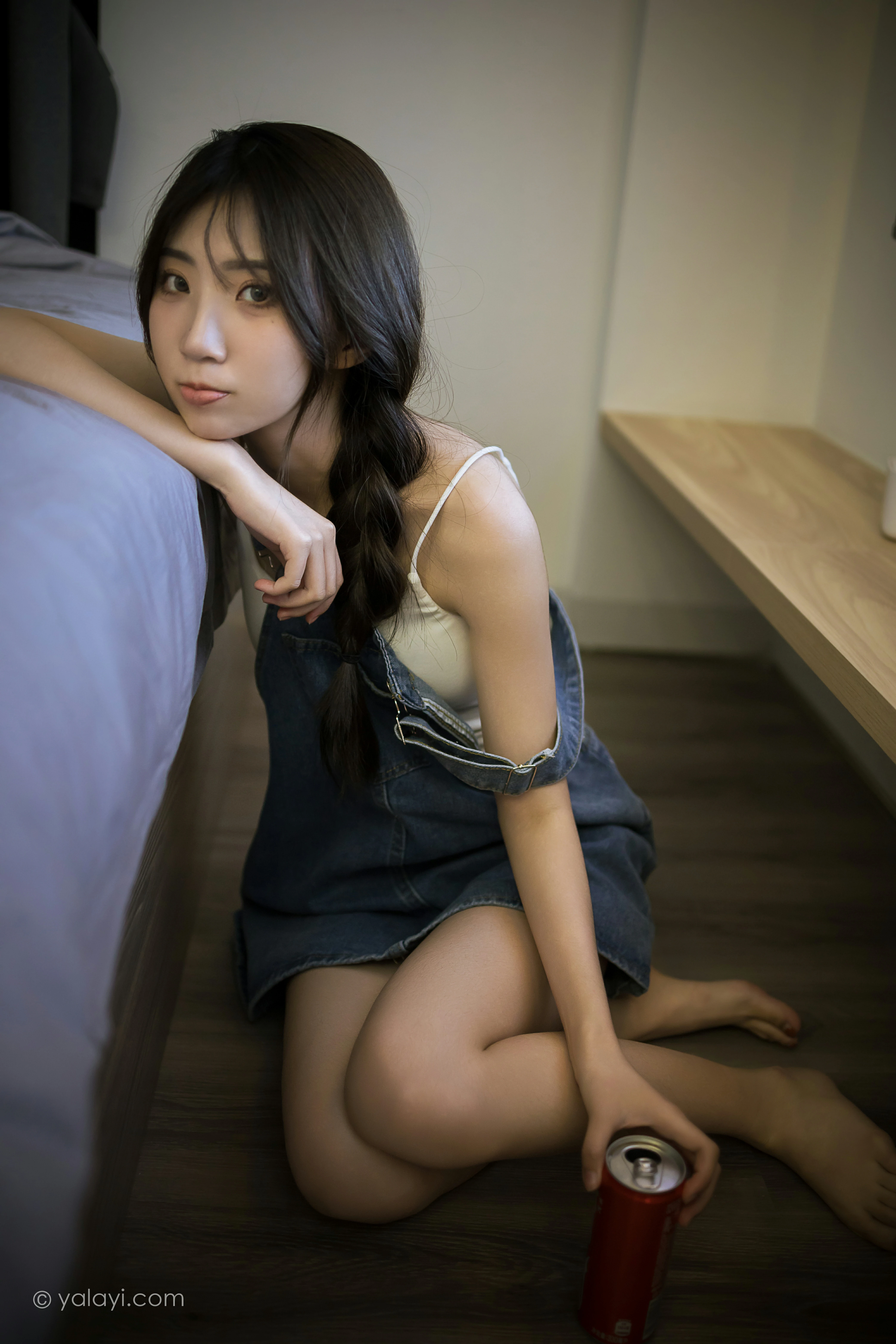 [YALAYI雅拉伊]NO.809 宅家日记 小乔 背带牛仔短裙加白色性感小背心私房写真集第7张