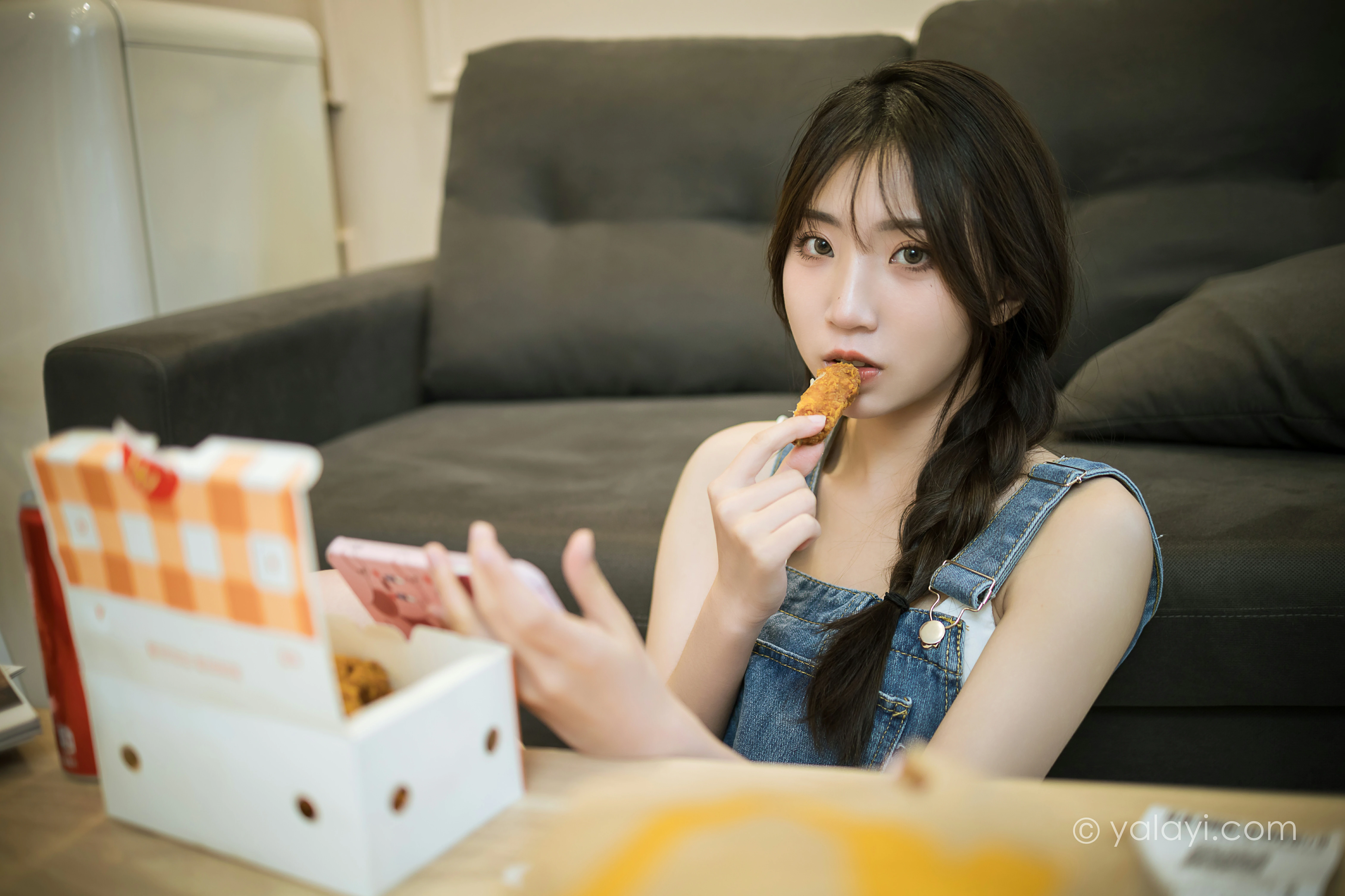 [YALAYI雅拉伊]NO.809 宅家日记 小乔 背带牛仔短裙加白色性感小背心私房写真集第5张