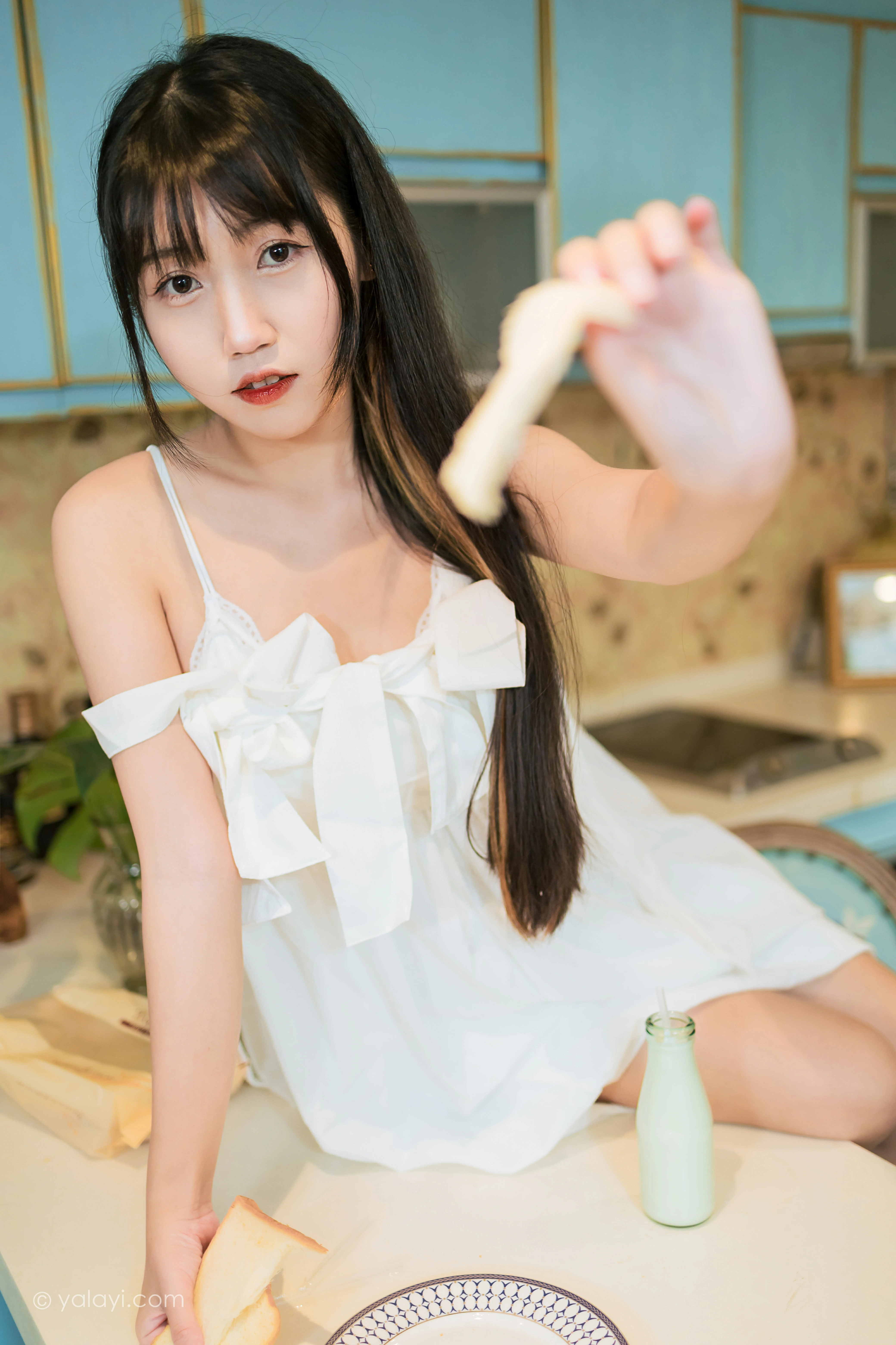 [YALAYI雅拉伊]NO.857 谁的杰作 弈思 白色吊带连衣裙居家性感写真集第2张