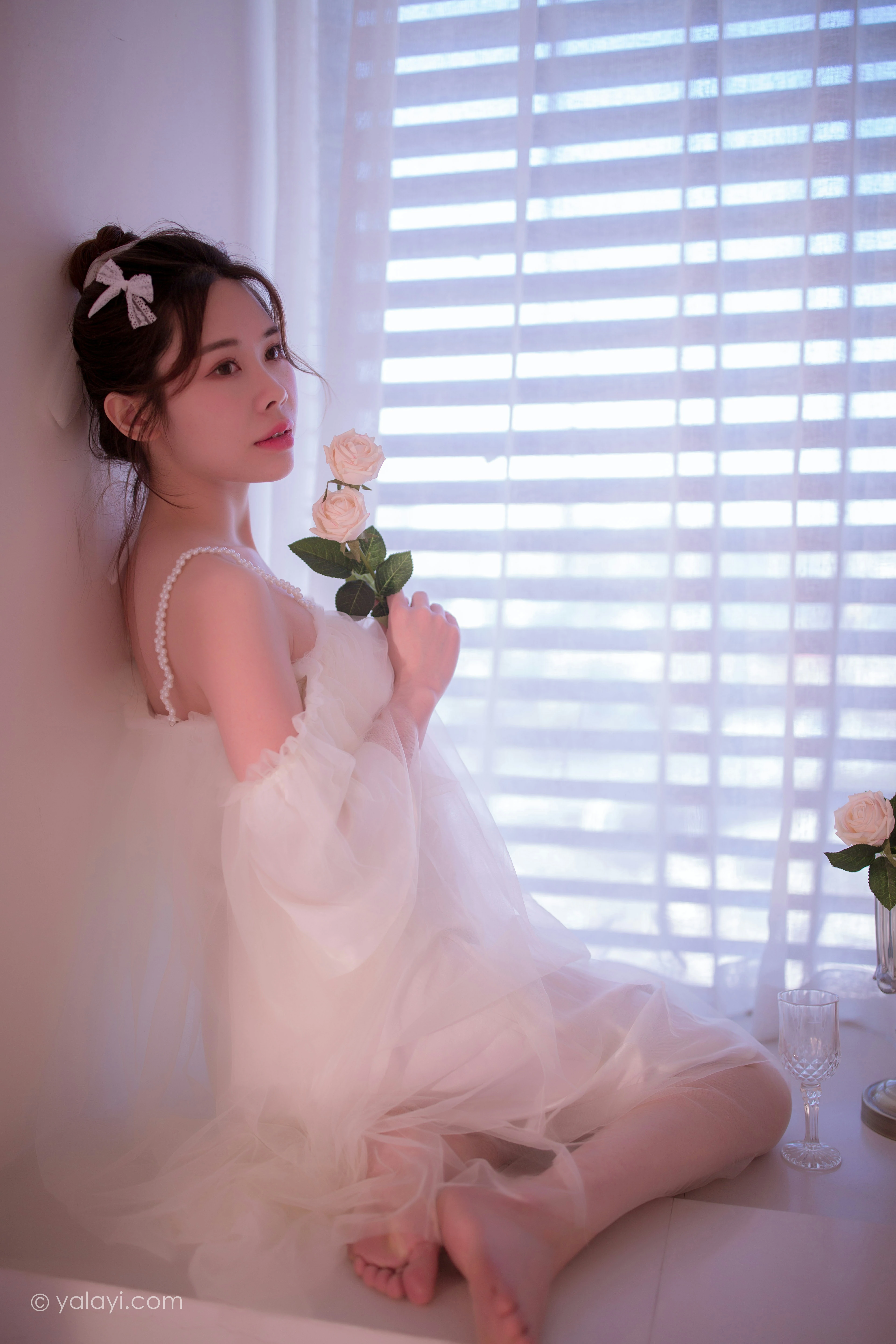 [YALAYI雅拉伊]NO.858 等待我的人 香草 白色透视吊带连衣裙居家性感写真集第2张