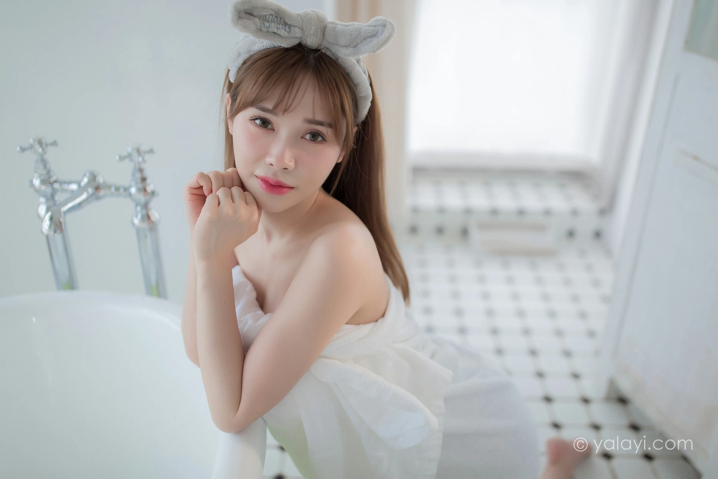 [YALAYI雅拉伊]NO.708 《沐心》 虞艺 白色浴袍居家性感私房写真集第7张