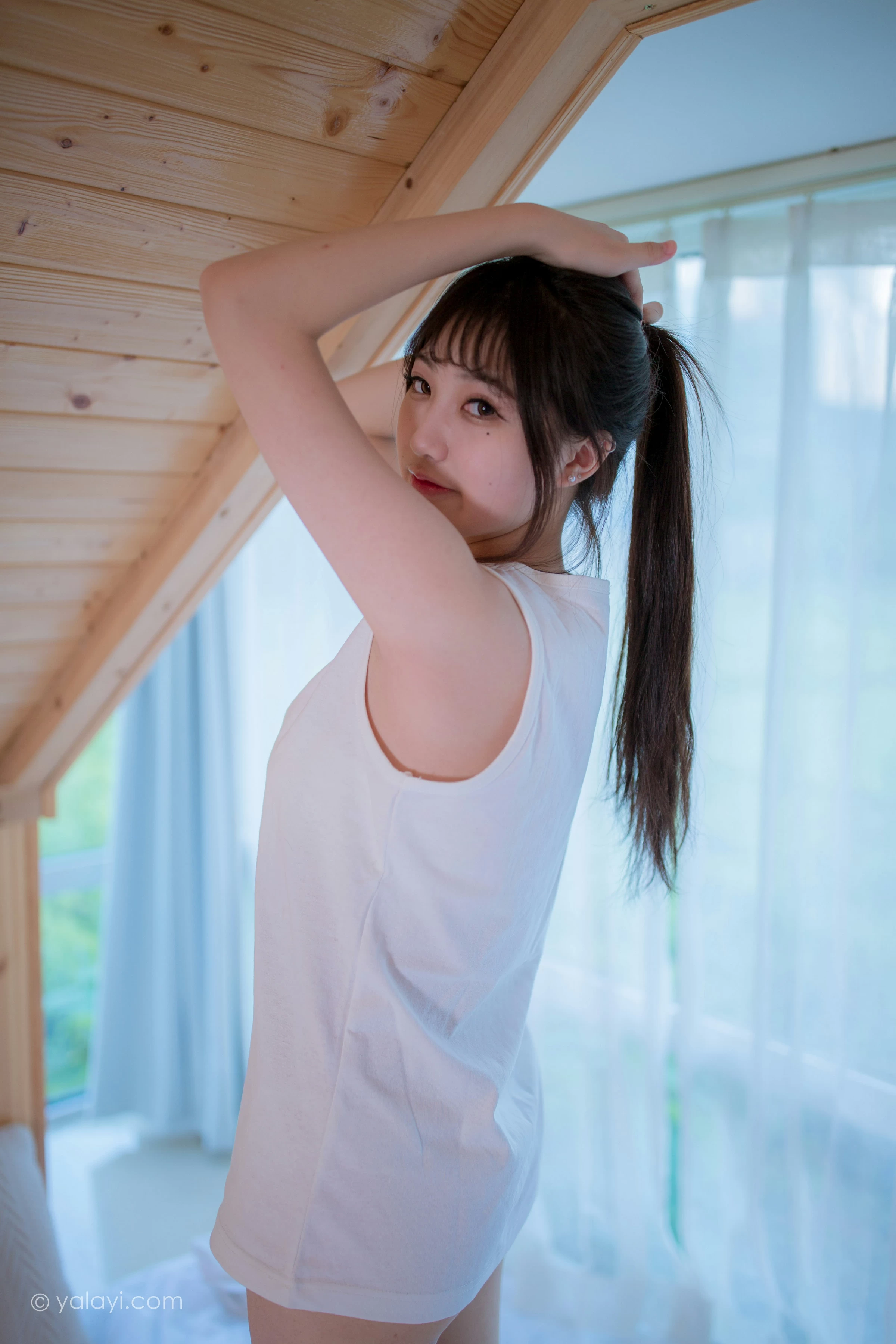 [YALAYI雅拉伊]NO.694 《木屋时光》 瓶儿 白色连身背心性感私房写真集第7张