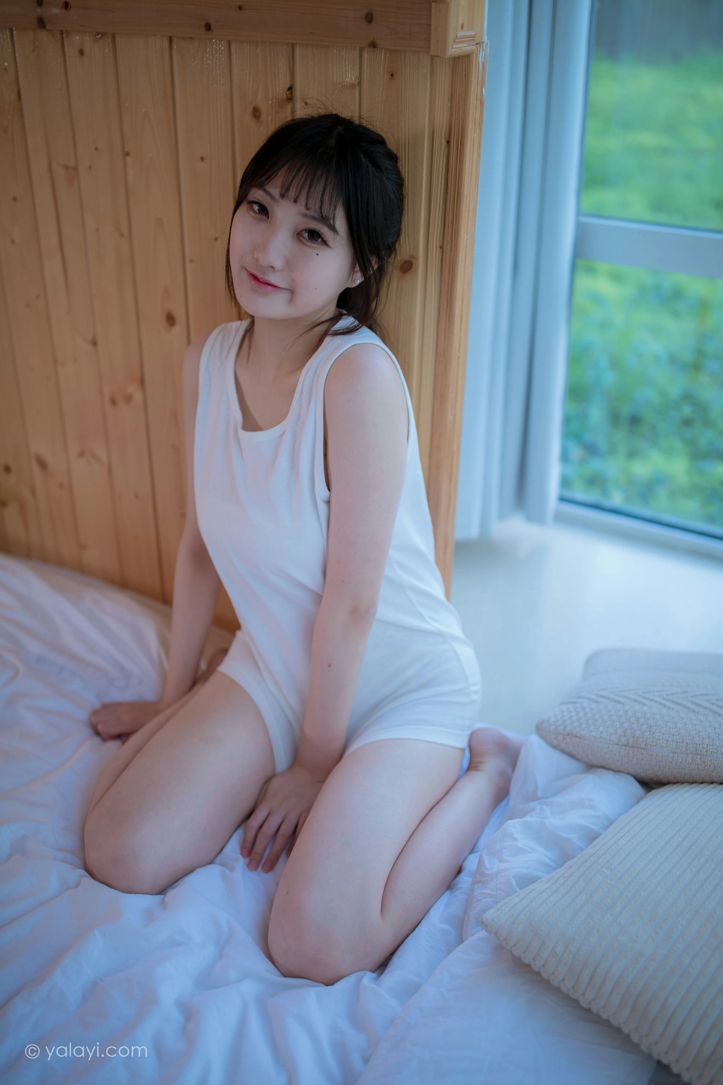 [YALAYI雅拉伊]NO.694 《木屋时光》 瓶儿 白色连身背心性感私房写真集第10张