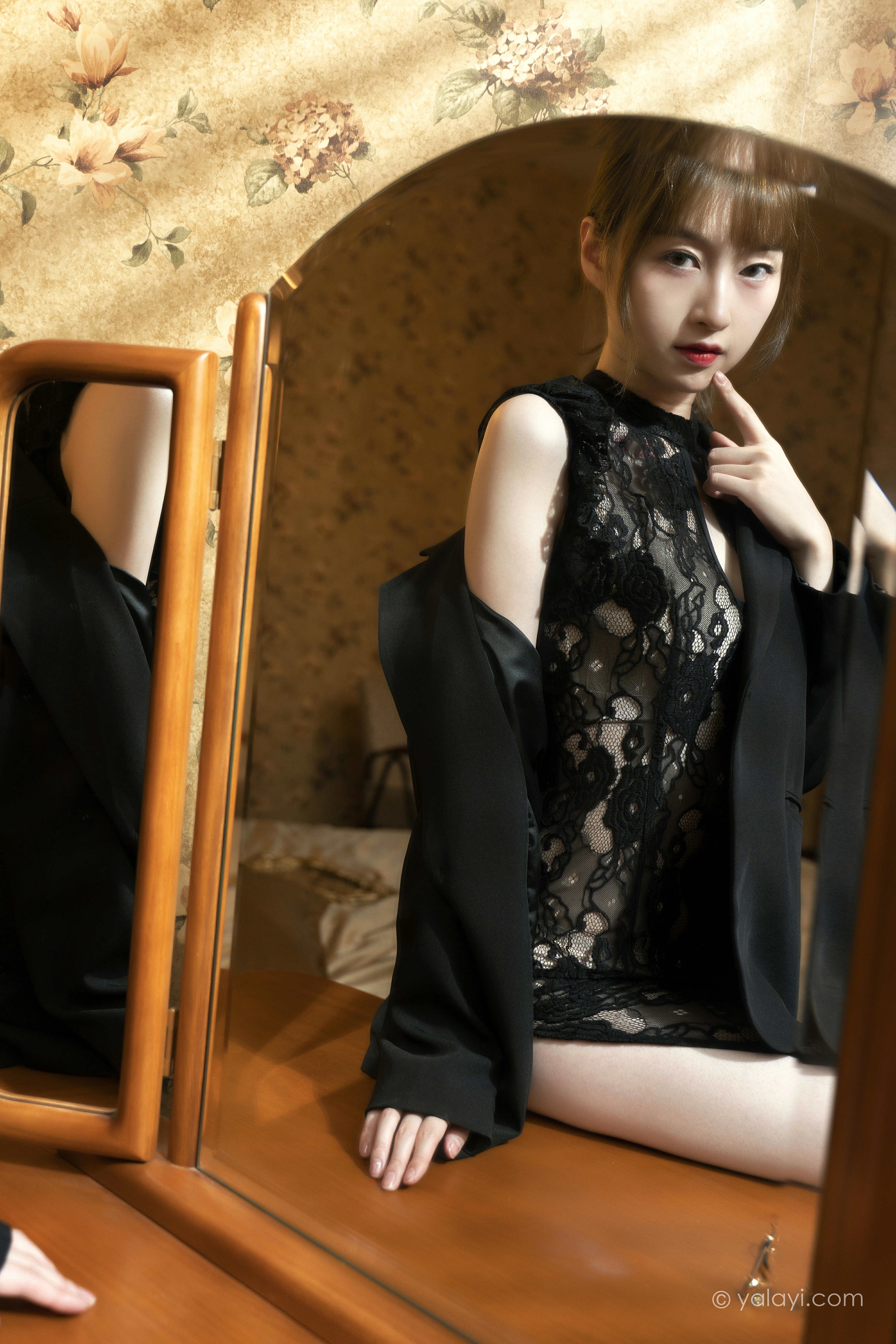 [YALAYI雅拉伊]NO.860 黑色水滴 京京 黑色外套加黑色透视蕾丝旗袍性感写真集第4张