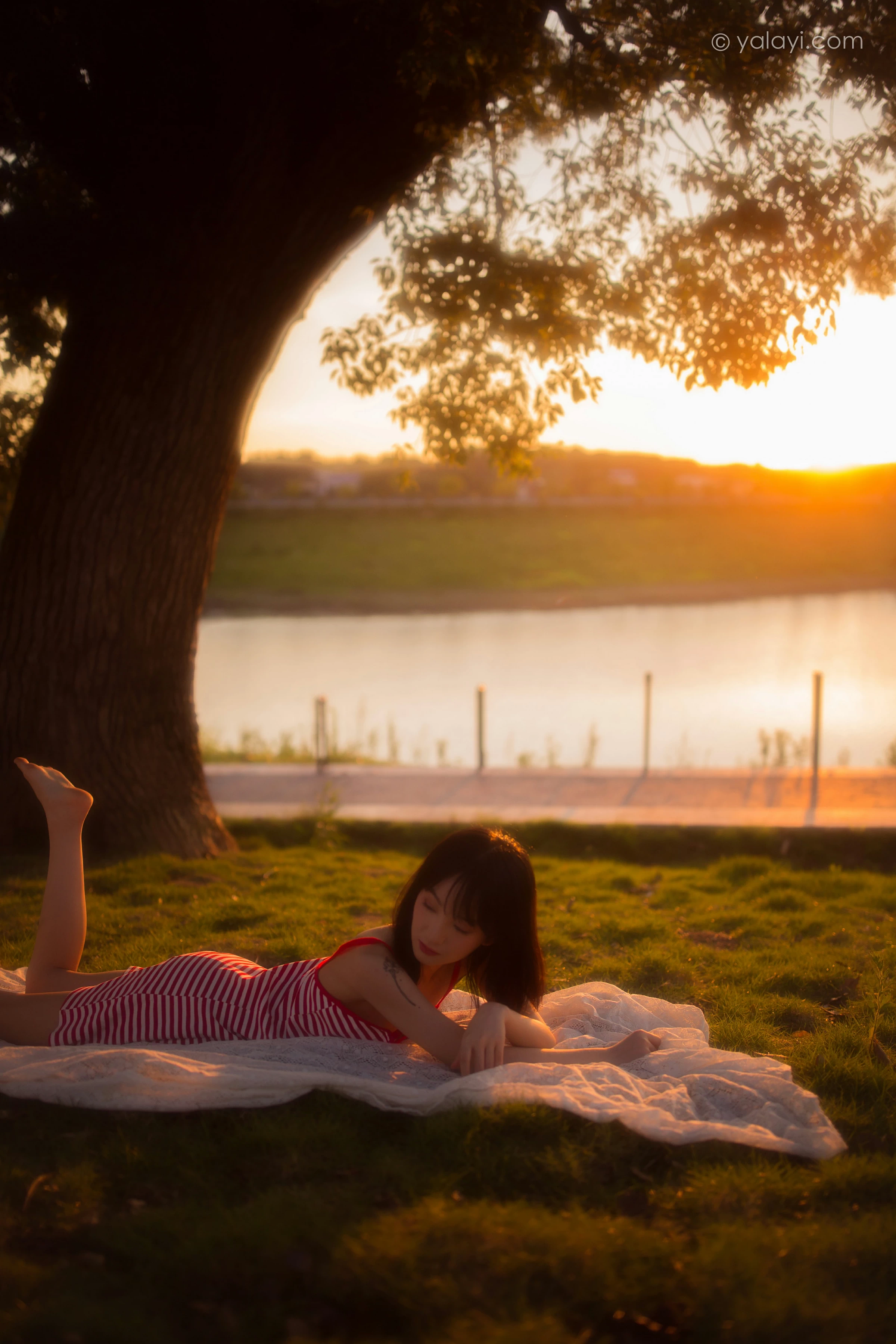 [YALAYI雅拉伊]NO.690 《红了》 落落 红色吊带连衣裙写真第2张