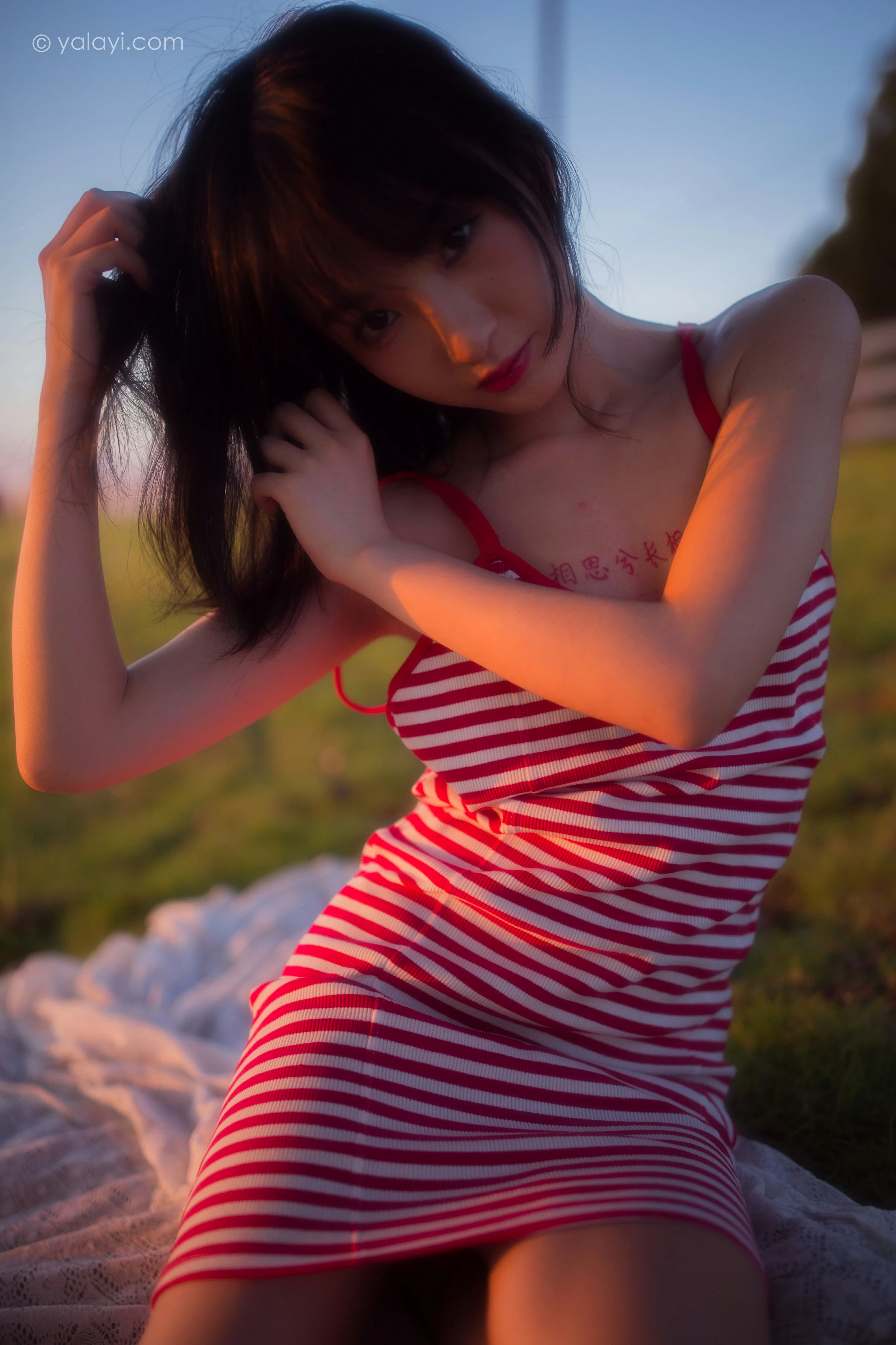 [YALAYI雅拉伊]NO.690 《红了》 落落 红色吊带连衣裙写真第7张