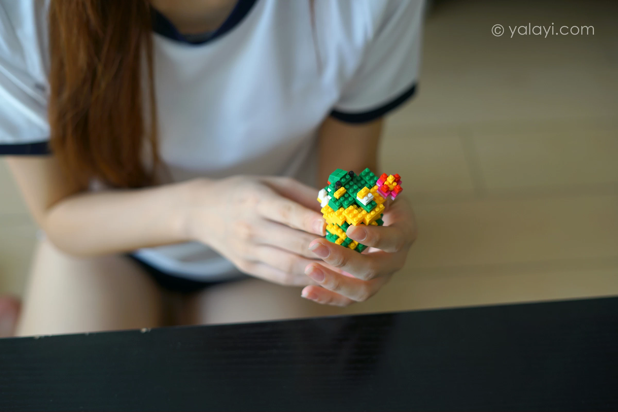 [YALAYI雅拉伊]2021.11.16 平常日子 楚媛 白色短袖加蓝色短裤居家私房写真集第9张