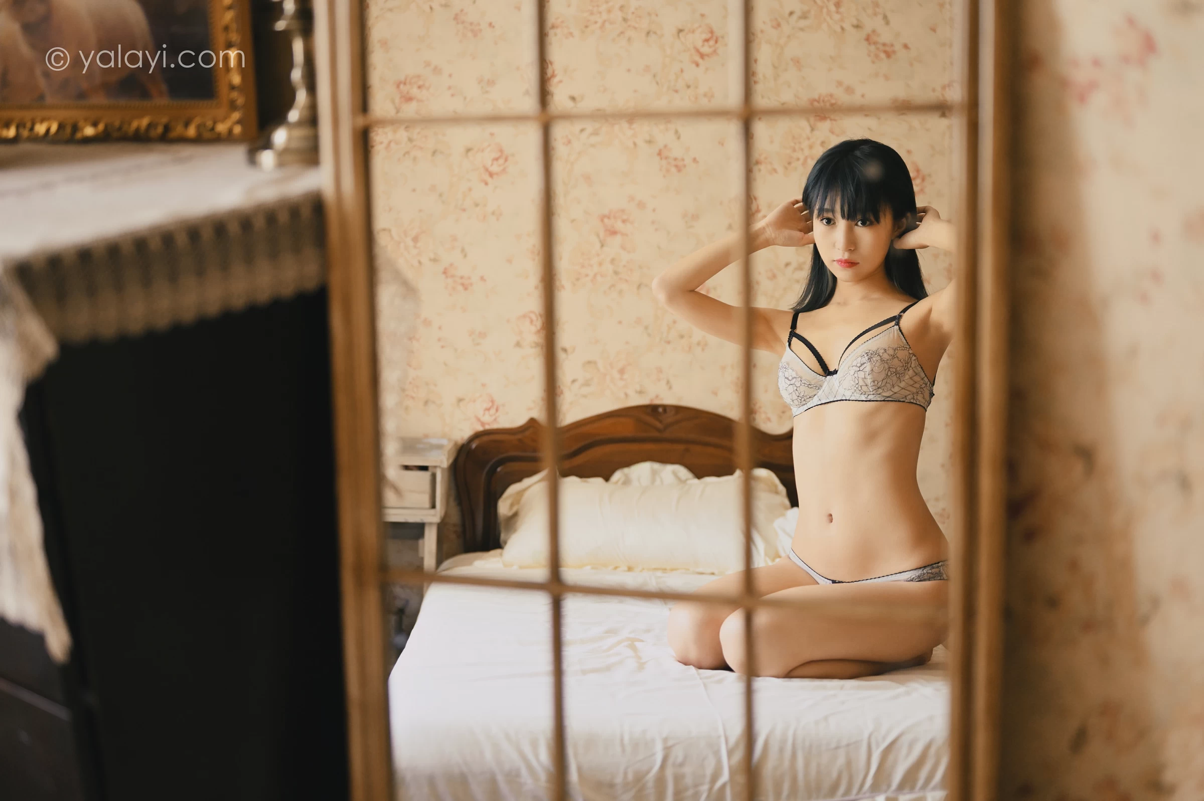 [YALAYI雅拉伊]NO.707 《探香闺》 田也 白色蕾丝内衣居家性感私房写真集第5张