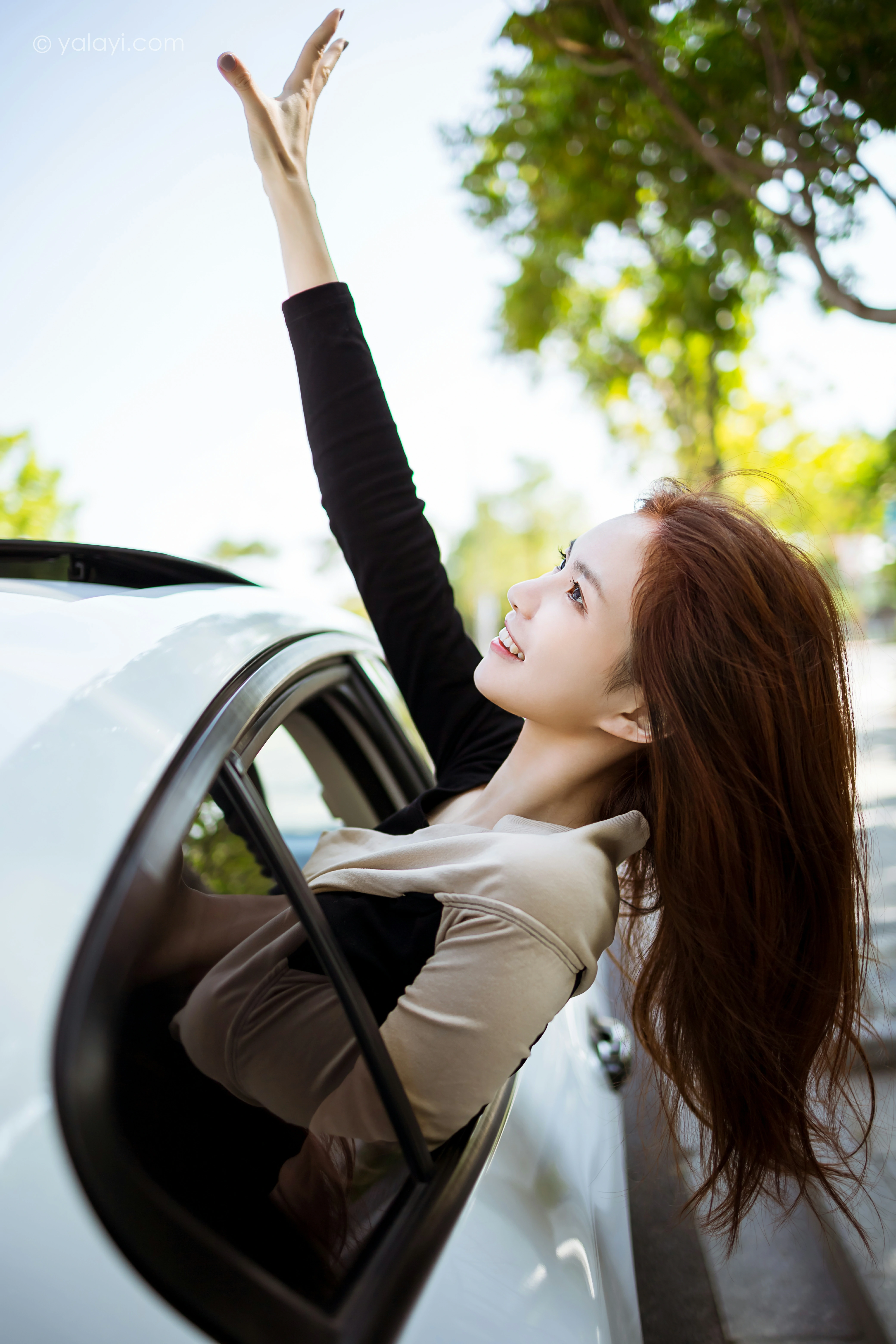 [YALAYI雅拉伊]2021.11.10 兜风 茹莎 黑色连身礼服裙性感写真集第4张