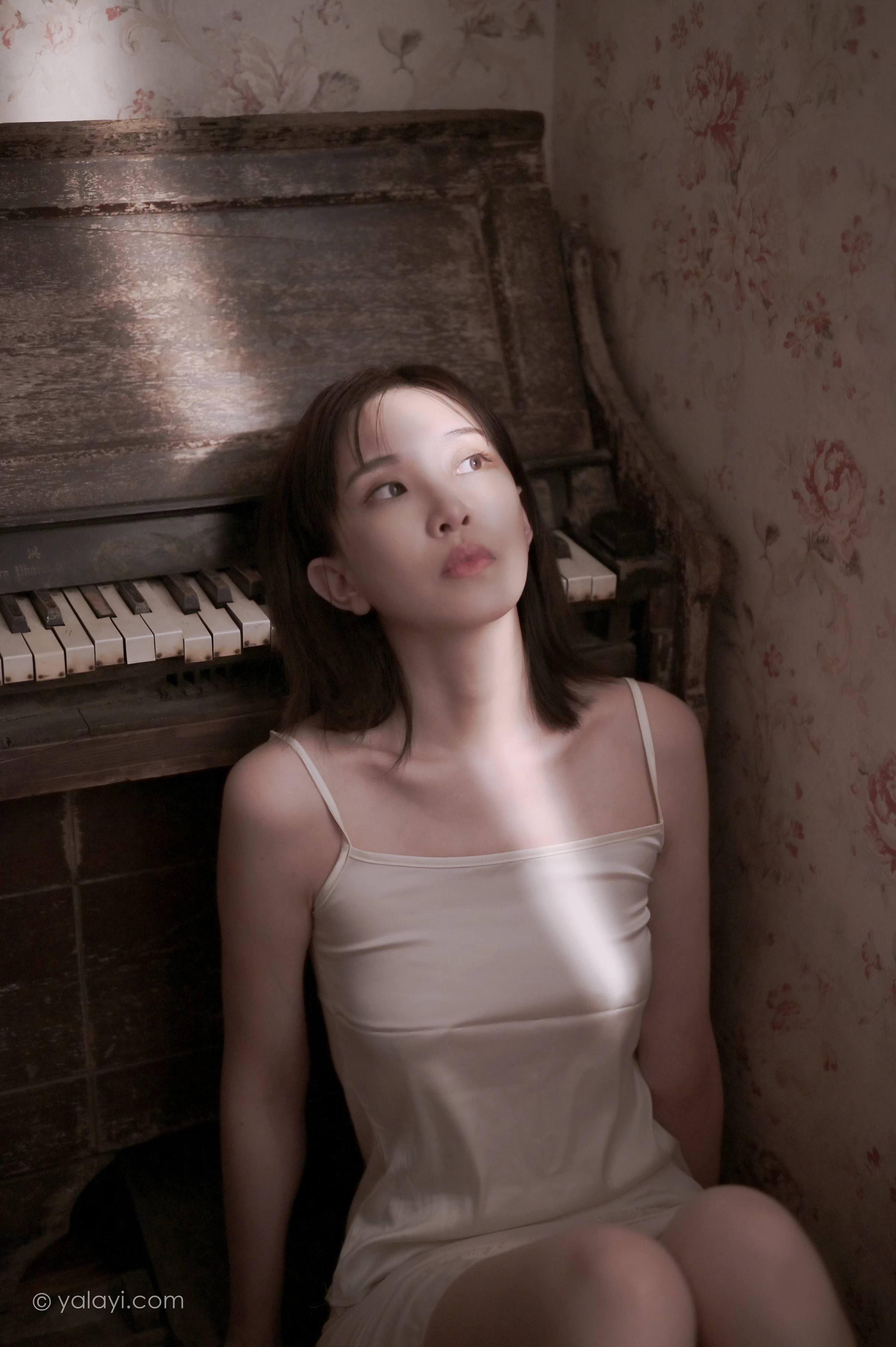 [YALAYI雅拉伊]NO.696 《孤独患者》 妍妍 白色性感小背心加粉色长裙私房写真集第2张