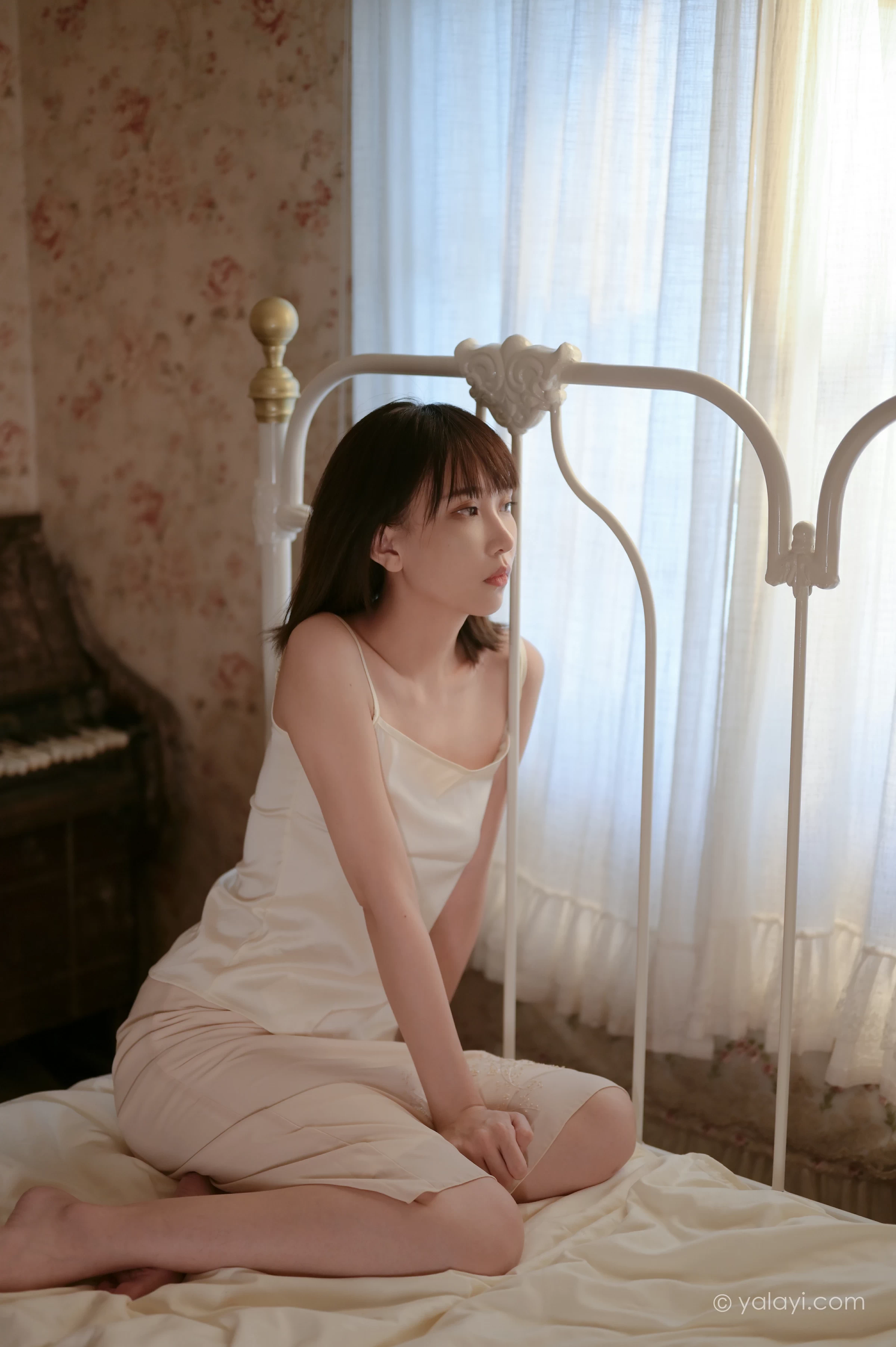 [YALAYI雅拉伊]NO.696 《孤独患者》 妍妍 白色性感小背心加粉色长裙私房写真集第8张