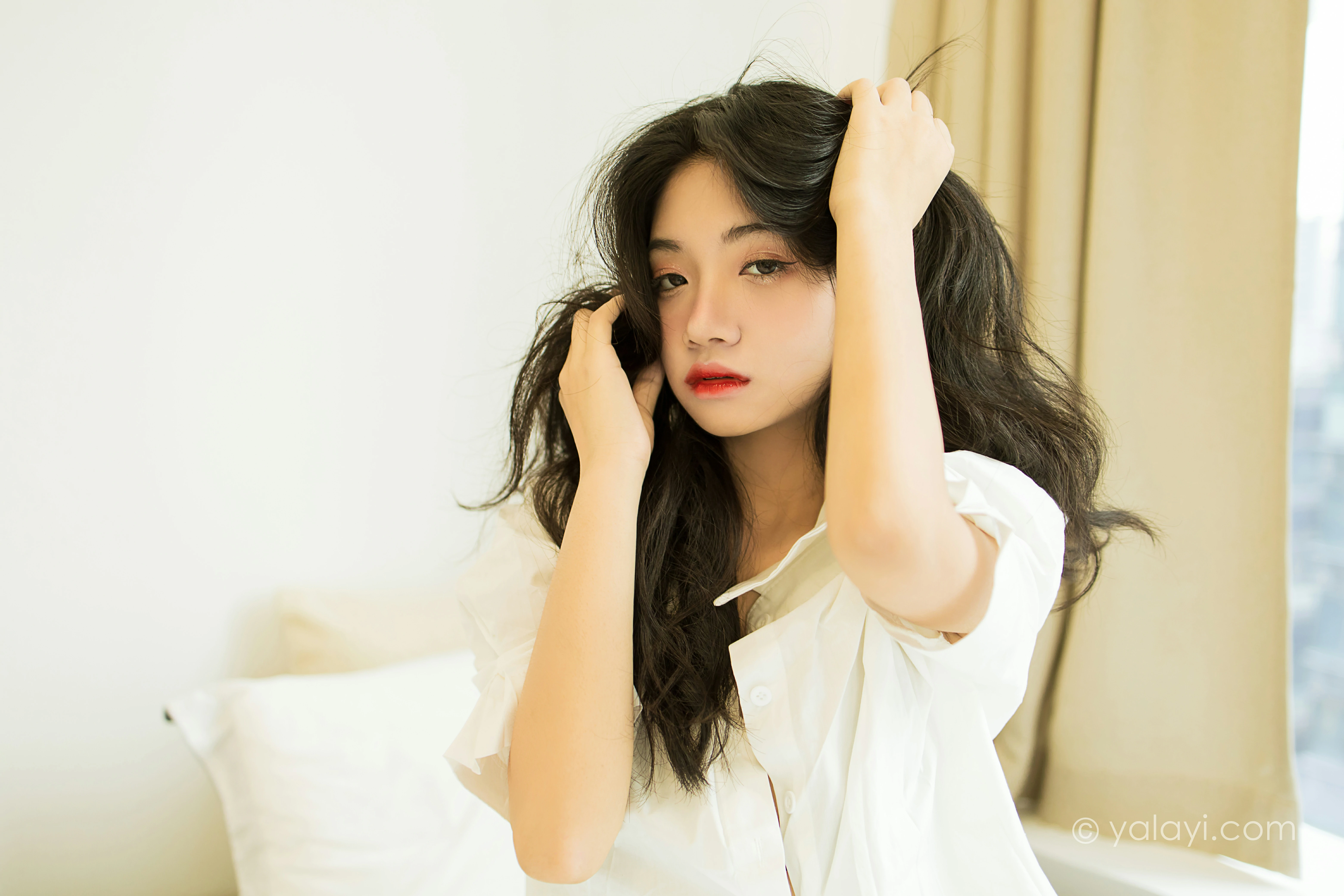 [YALAYI雅拉伊]NO.846 亲密爱人 孙小怡 白色衬衫加内衣性感私房写真集第4张