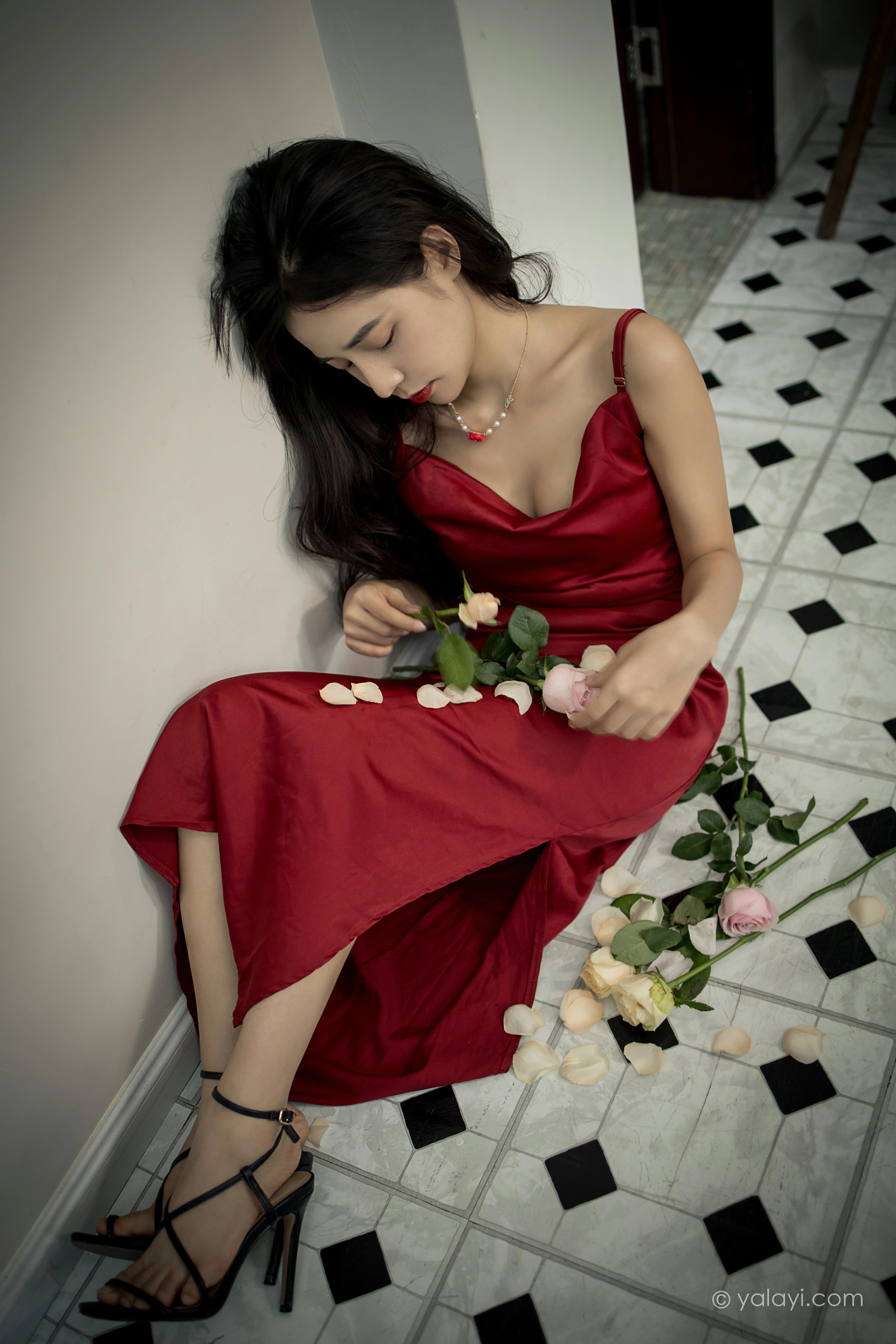 [YALAYI雅拉伊]NO.848 红颜 诗咏 红色吊带连衣裙居家性感写真集第9张