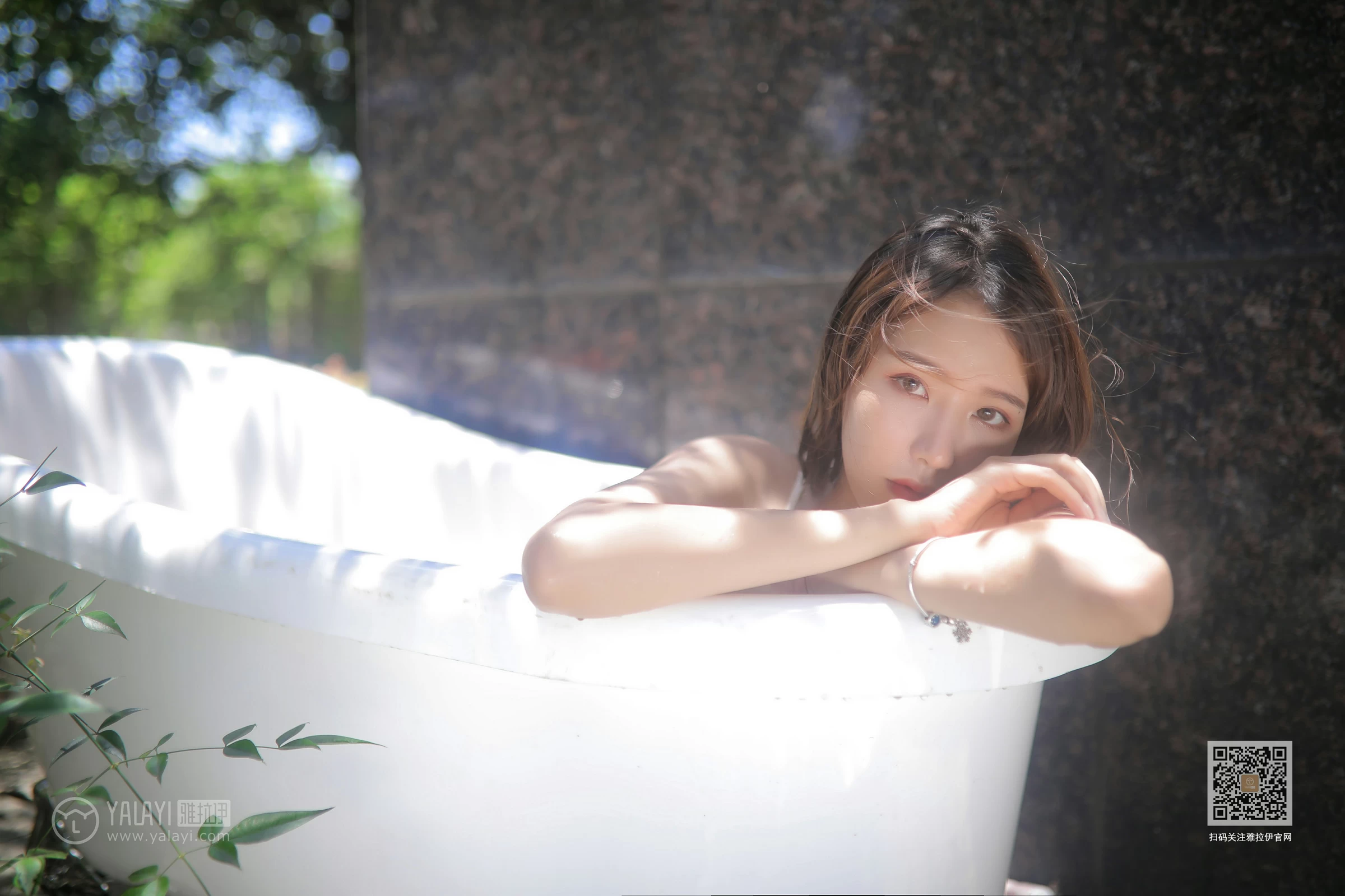 [YALAYI雅拉伊]Vol.453 天浴 令狐美 白色吊带透视连衣裙性感私房写真集第9张