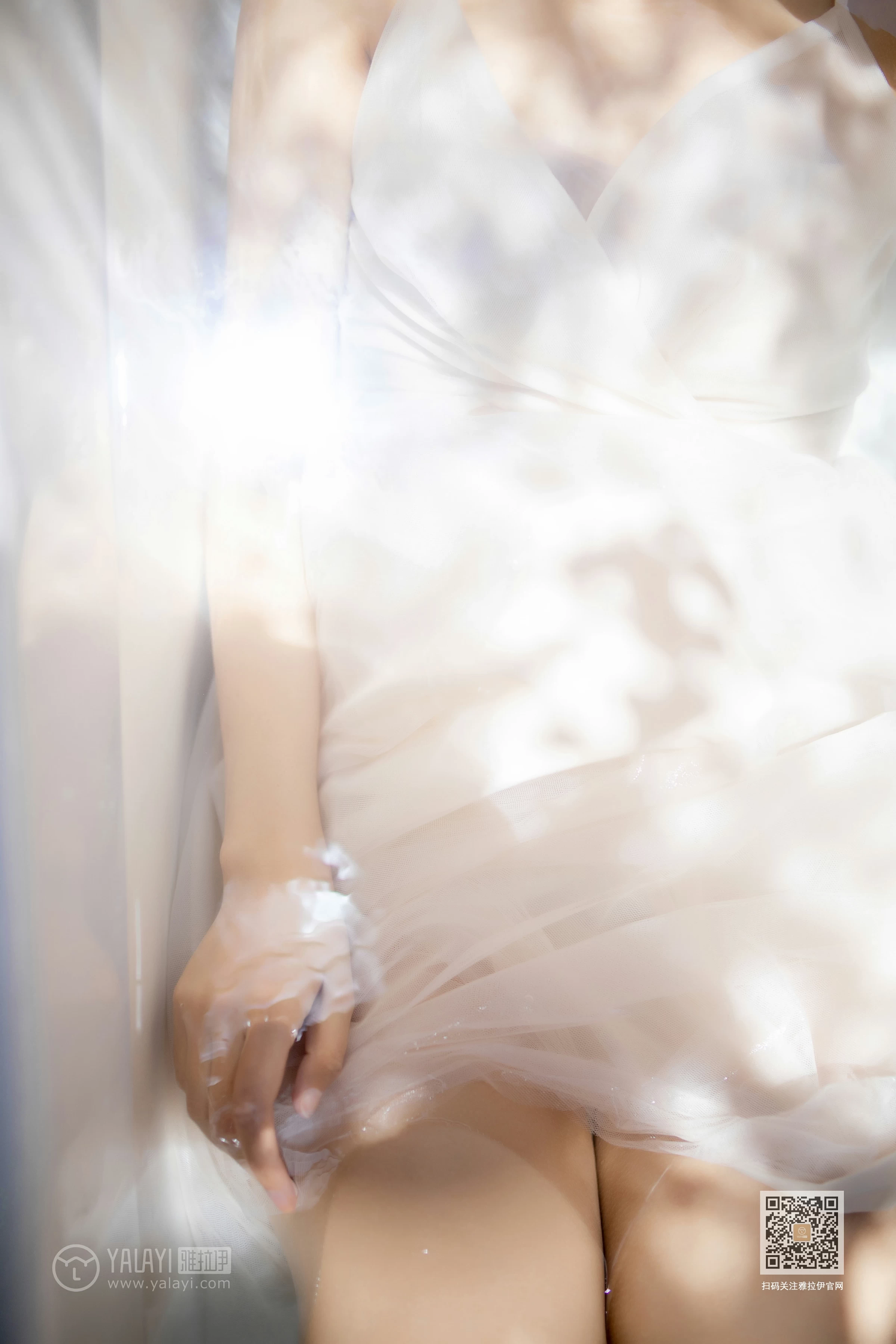 [YALAYI雅拉伊]Vol.453 天浴 令狐美 白色吊带透视连衣裙性感私房写真集第11张