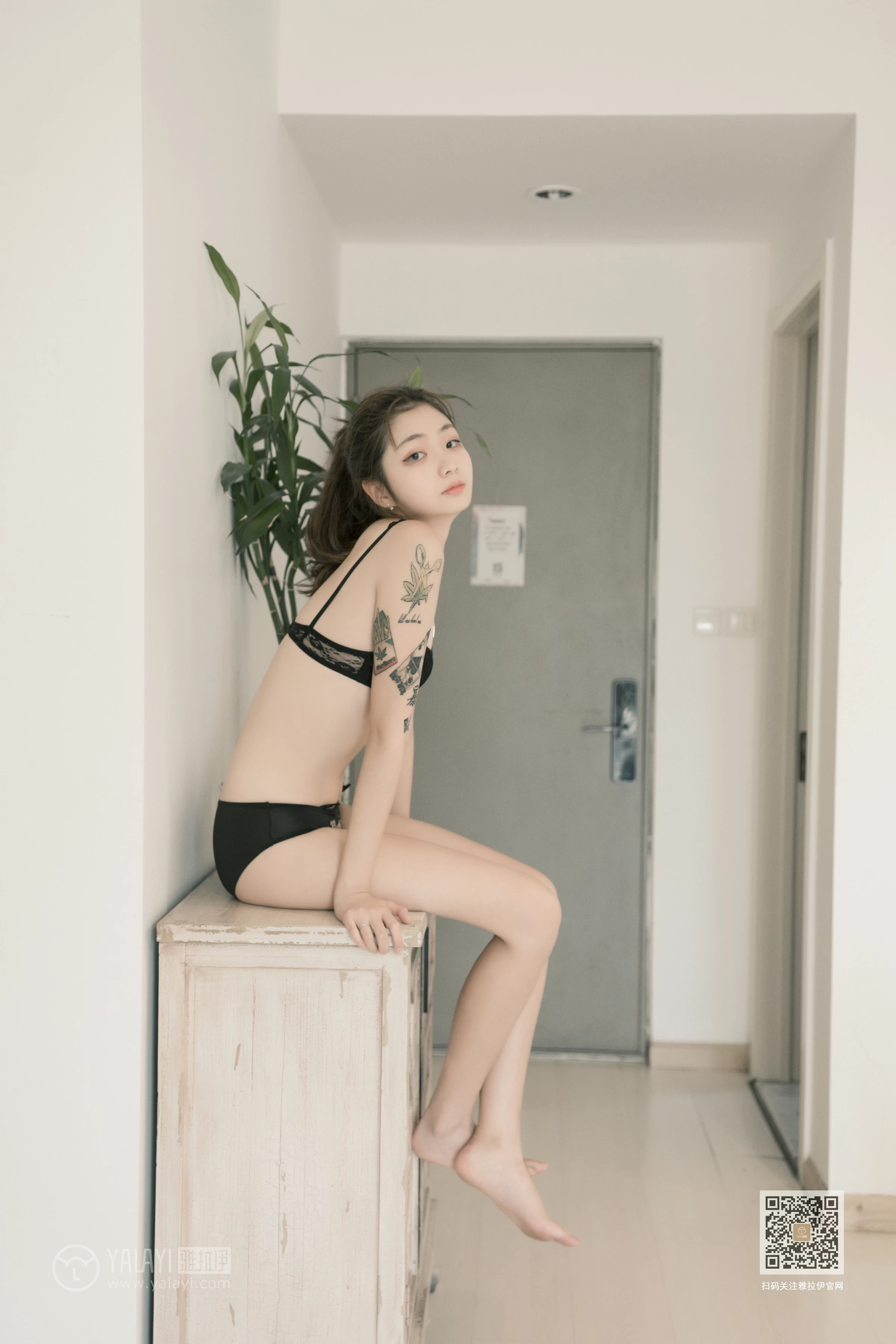 [YALAYI雅拉伊]Vol.452 刺青女孩儿 鸭鸭 黑色性感内衣居家私房写真集第8张