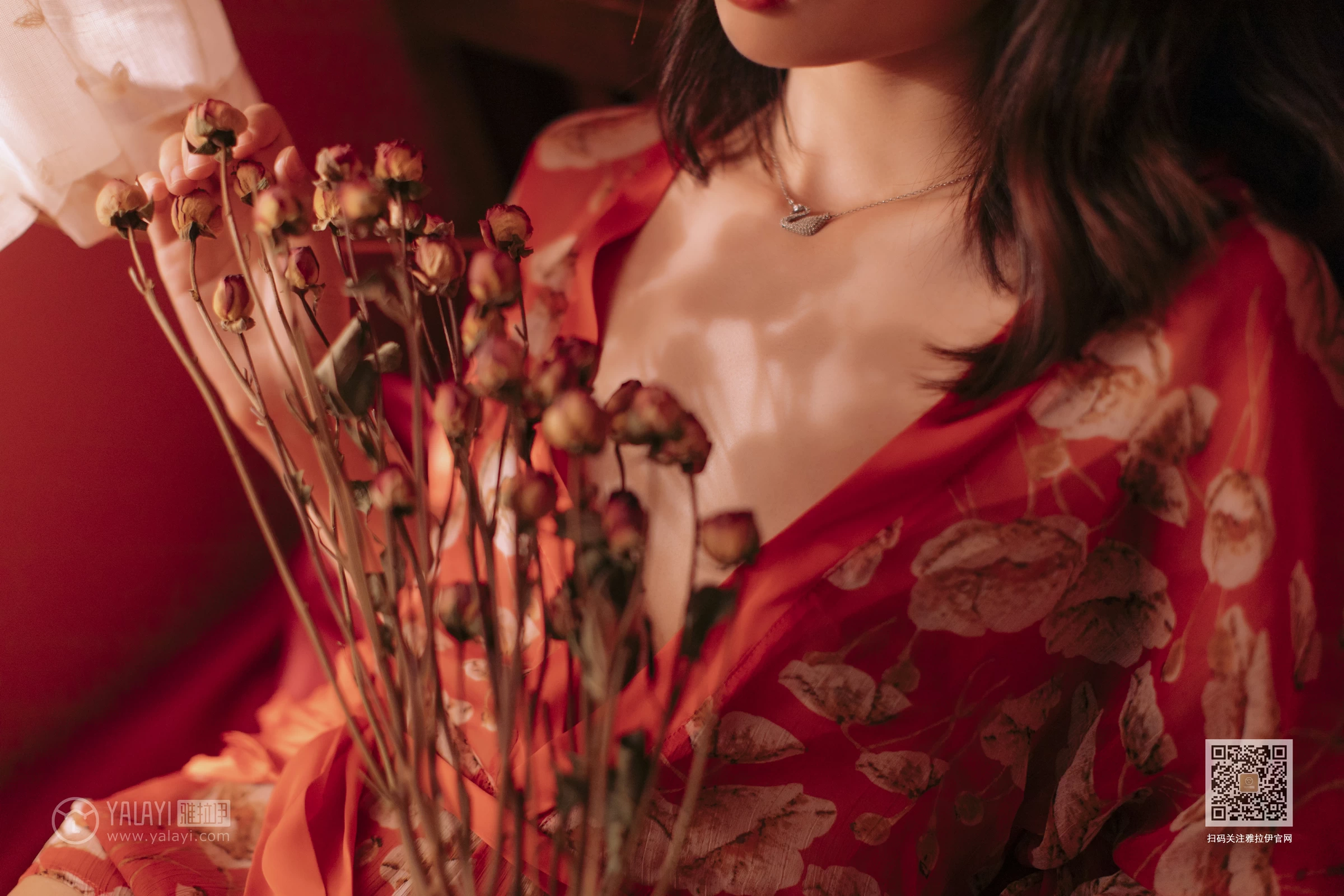 [YALAYI雅拉伊]Vol.460 红妆写真 佳佳 红色睡衣居家性感私房写真集第5张