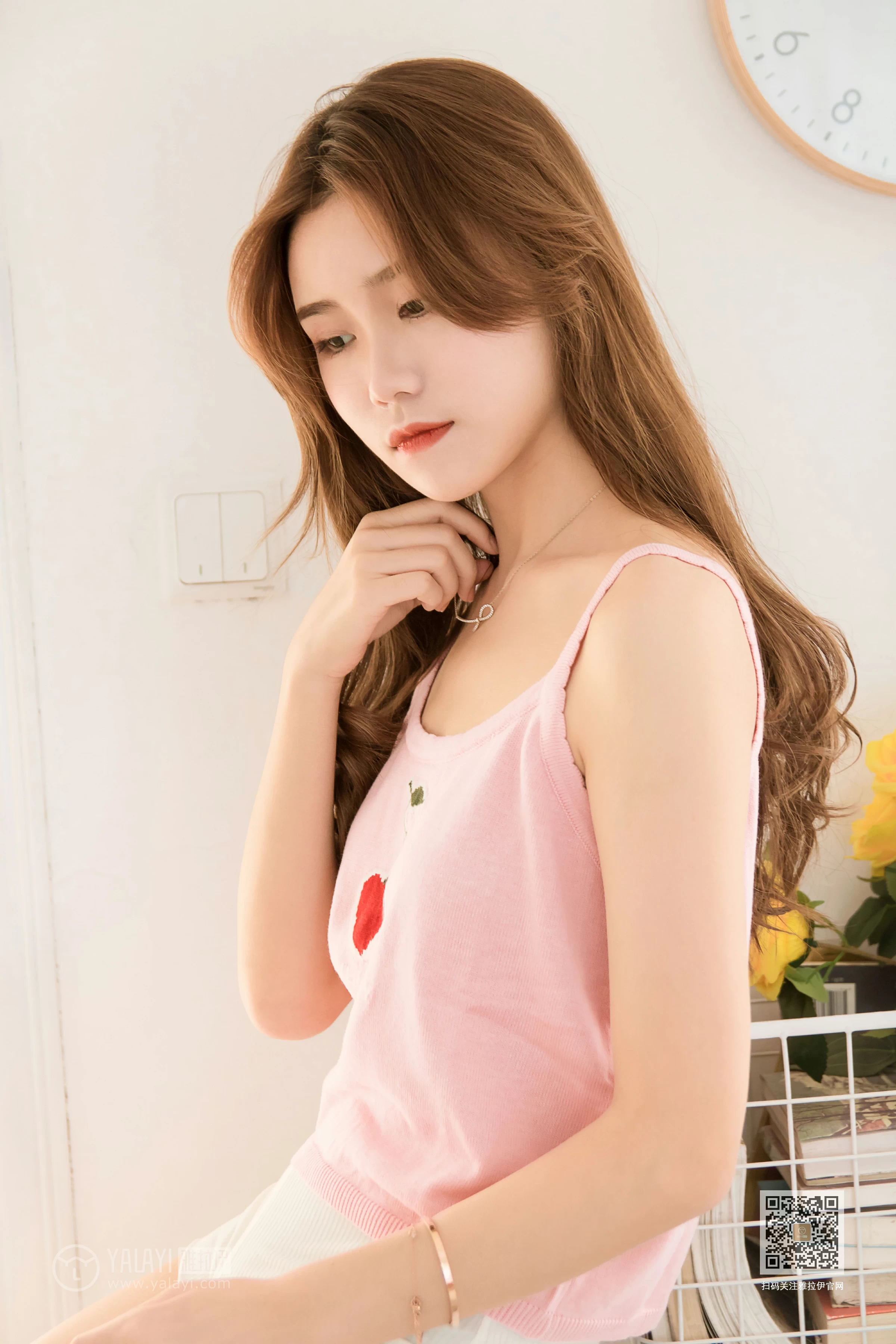 [YALAYI雅拉伊]Vol.465 樱桃姐妹花 大乔小乔 性感小背心加白色短裤私房写真集第14张