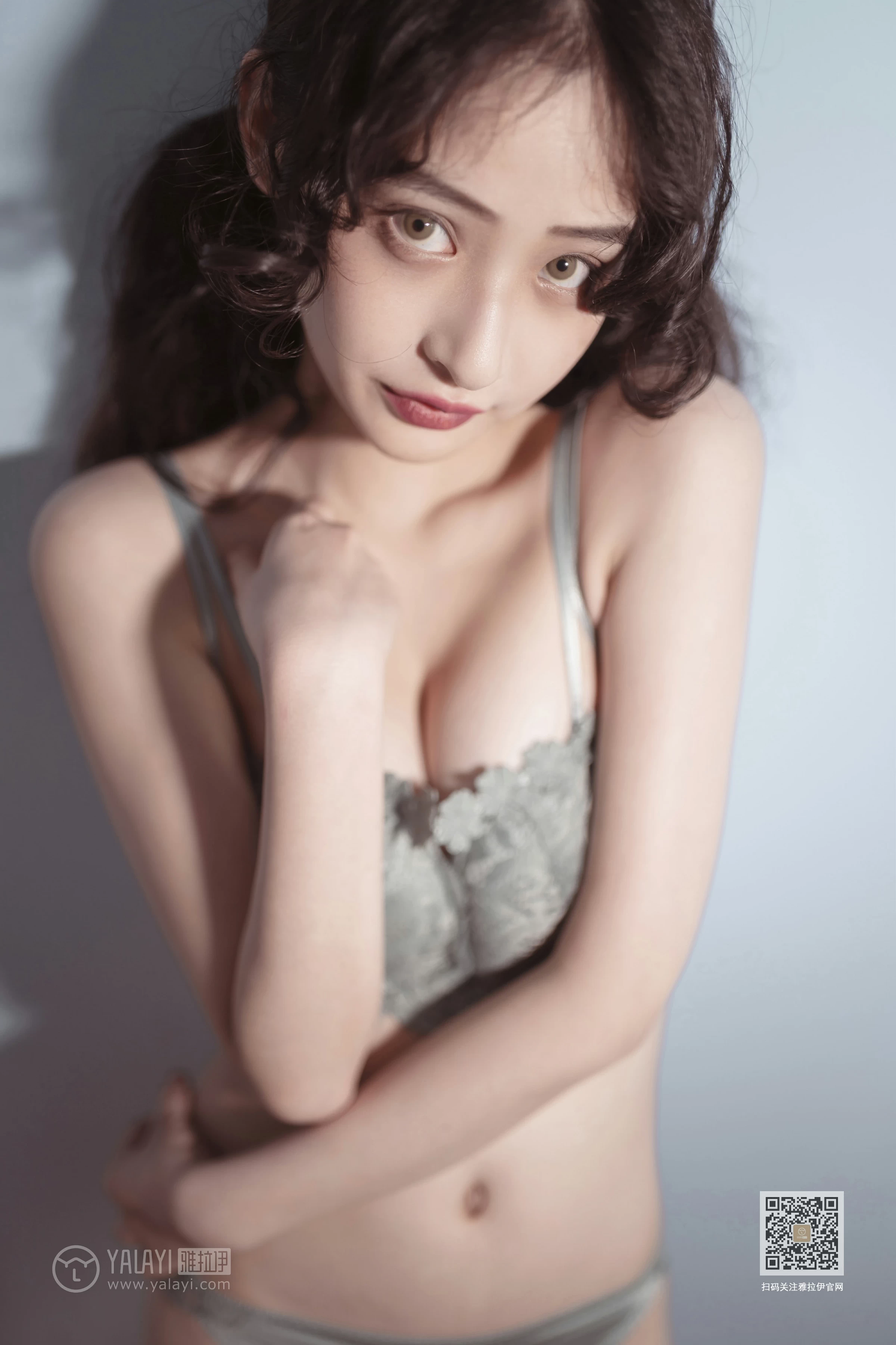 [YALAYI雅拉伊]Vol.547 玉影 西子 灰色蕾丝内衣居家性感私房写真集第15张